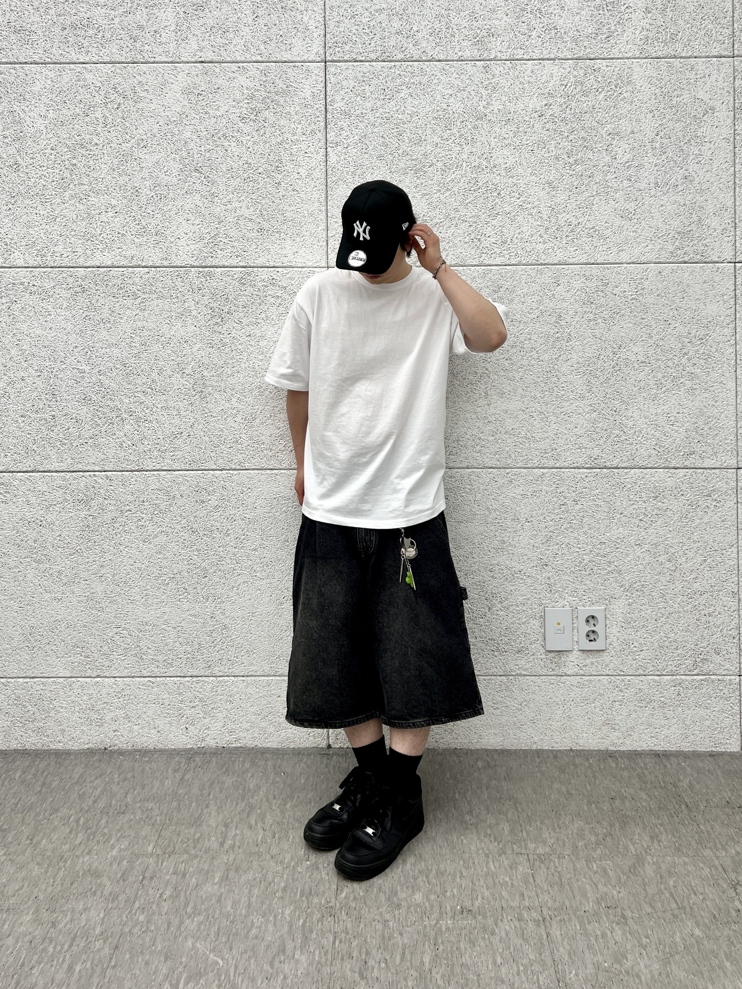 Nike Air Force 1 '07 Low Triple Black 착용 스타일 - 3