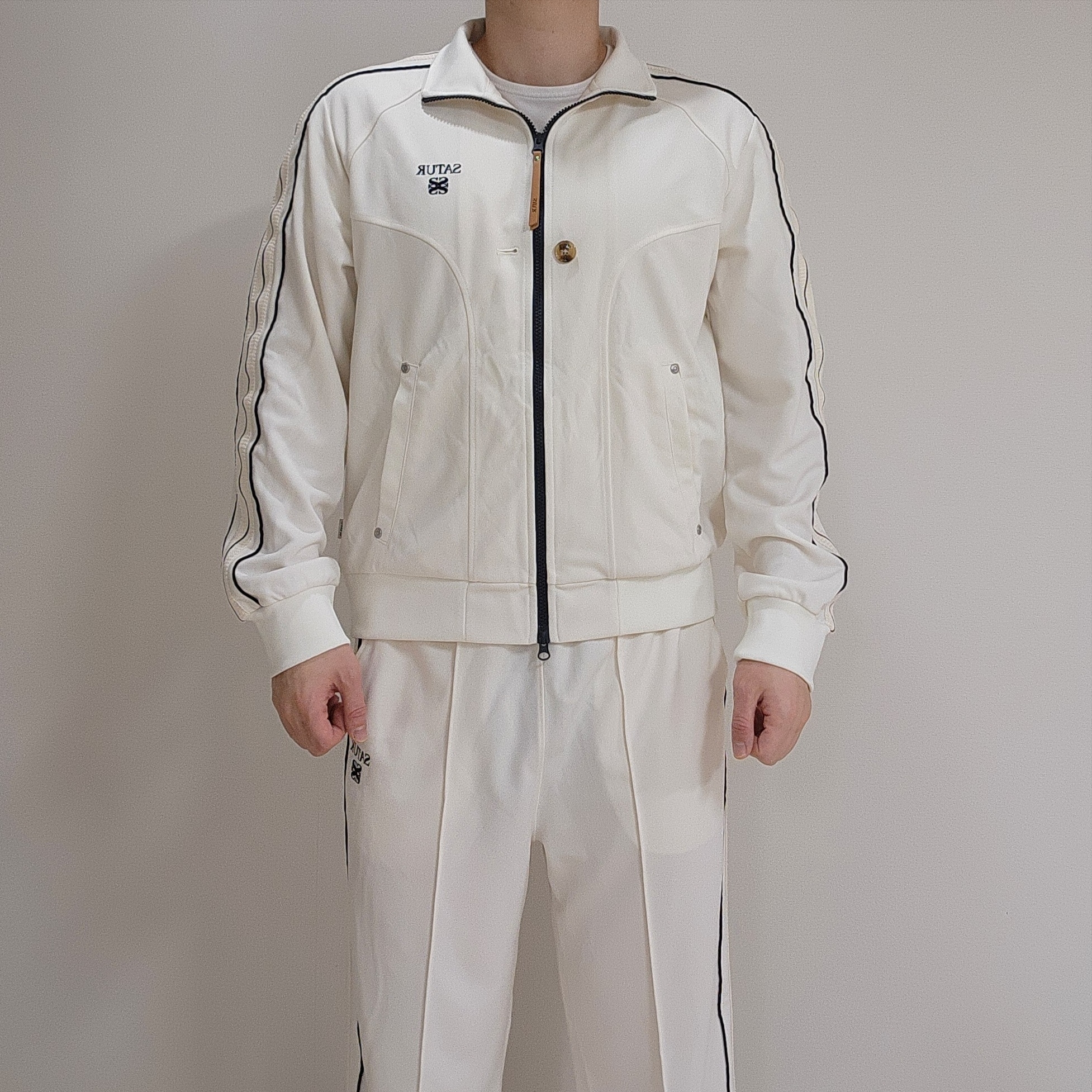SATUR Essential Lawton Track Zip-up Jacket Cream 착용 스타일 - 2