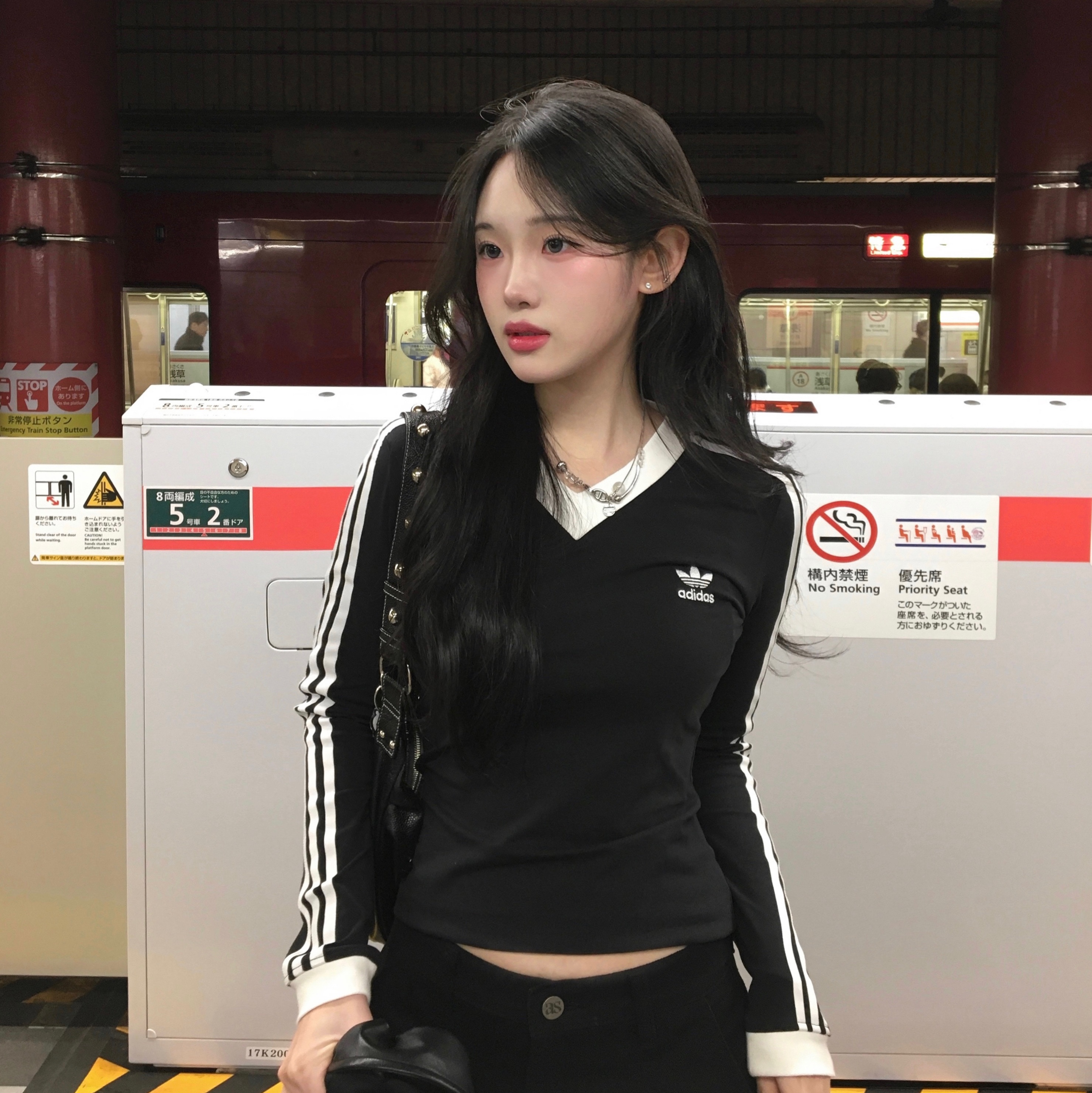 (W) Adidas V-Neck Long Sleeve T-Shirt Black - KR Sizing 착용 스타일 - 1