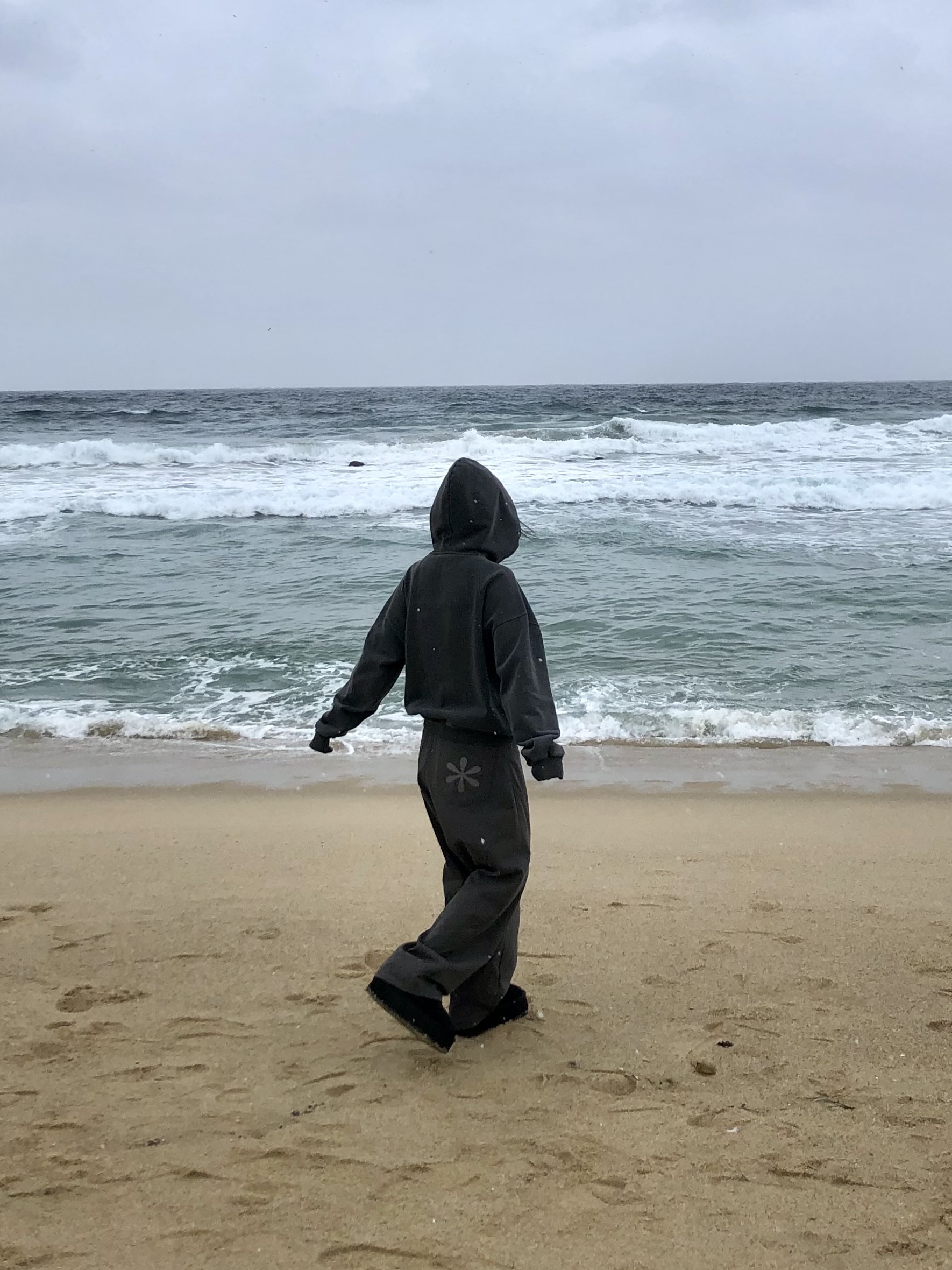 Riomeu Pigment Heavy Sweat Burton Hoodie Charcoal, Riomeu Curved Balloon Cotton Pants Charcoal 착용 스타일 - 5