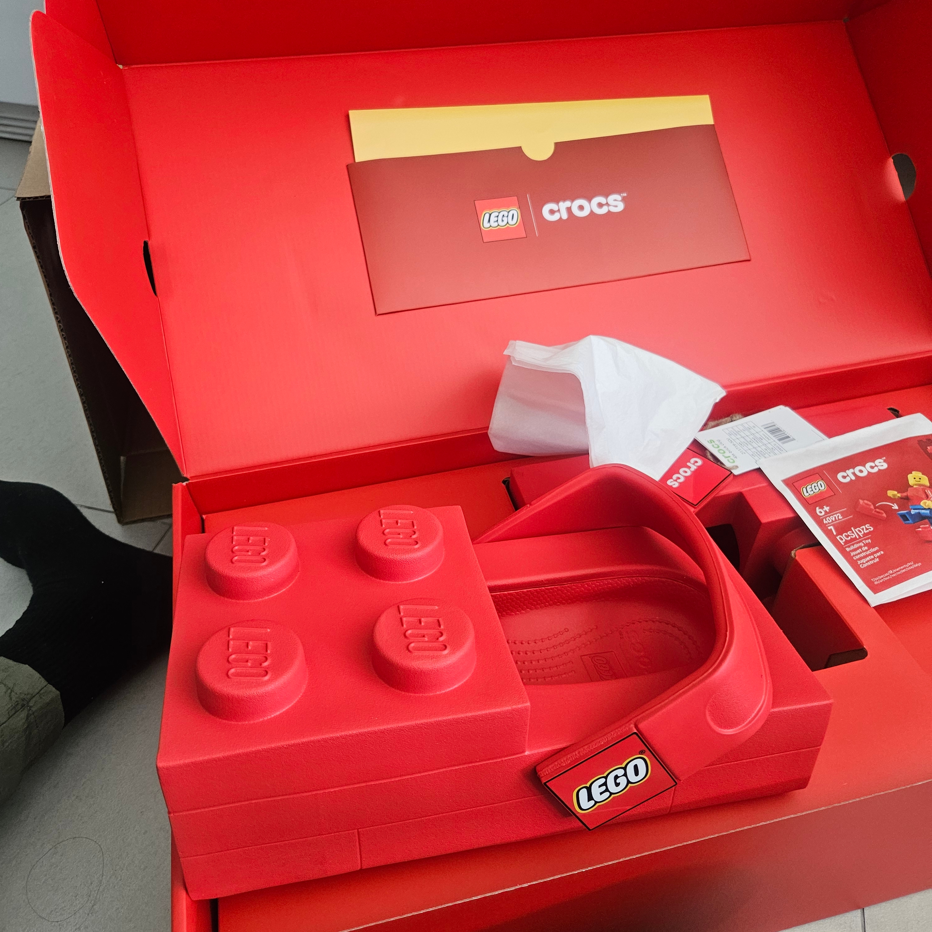 Lego x Crocs Brick Clog Bright Red 착용 스타일