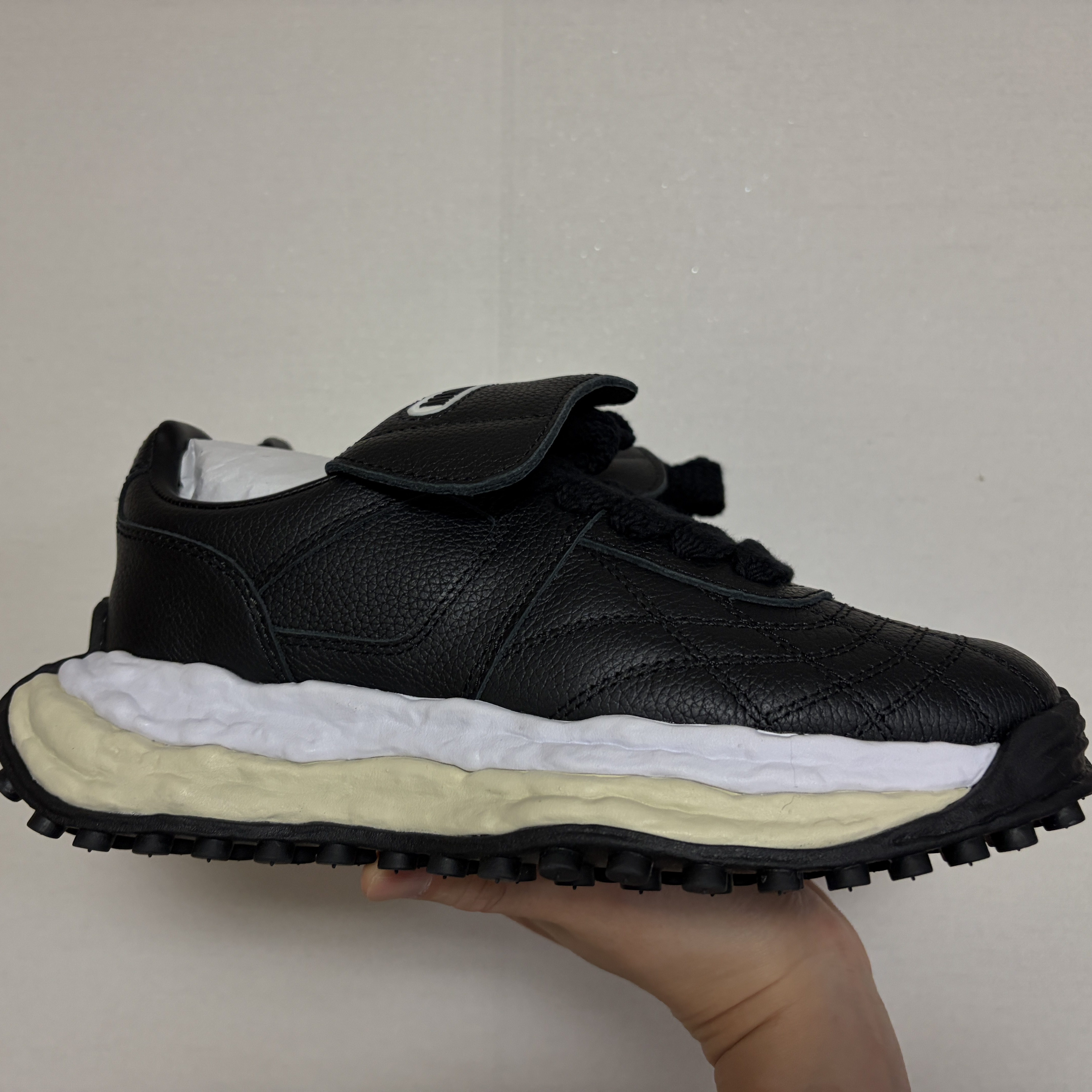 Maison Mihara Yasuhiro Scott OG Sole Leather Low-top Sneakers Black 착용 스타일 - 1