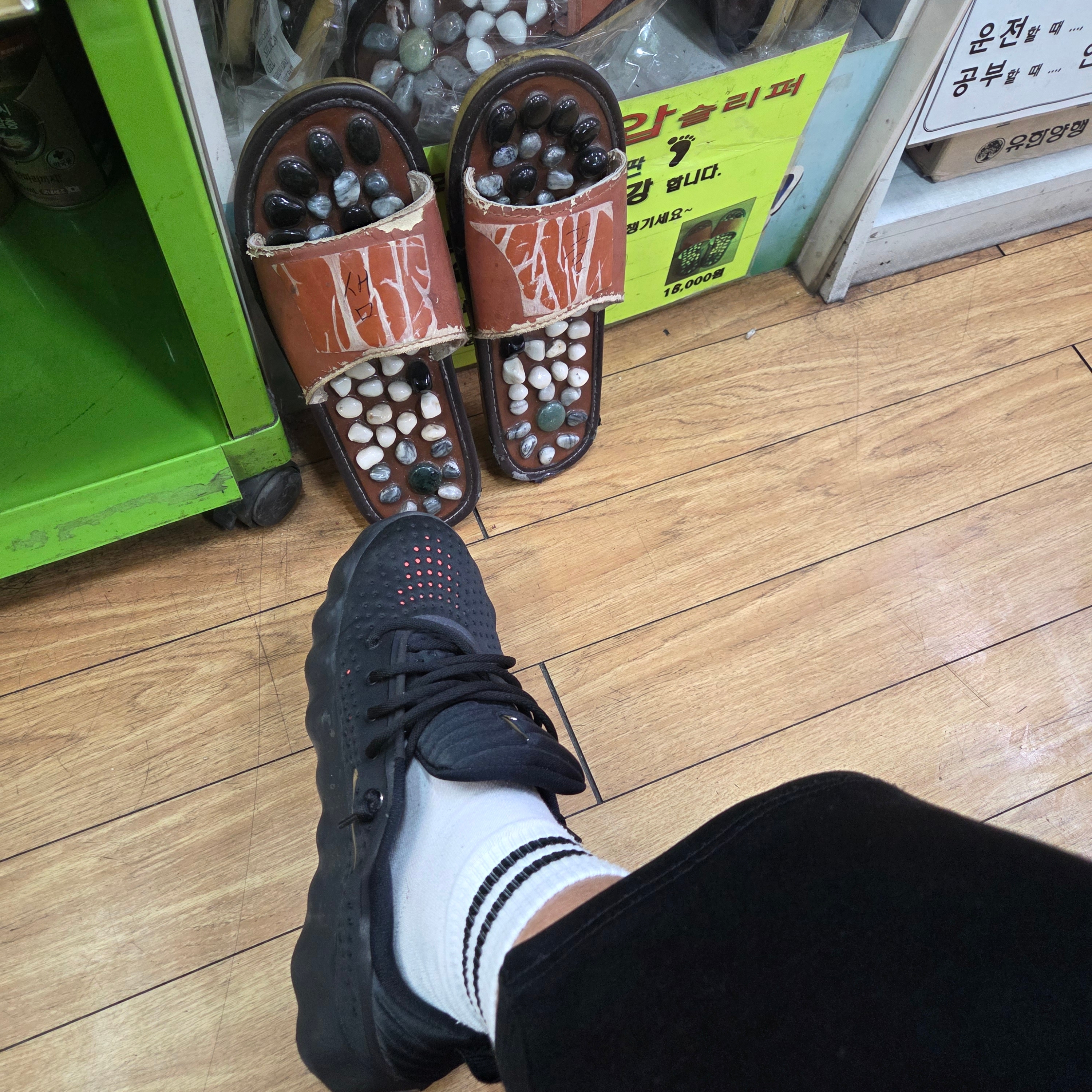 Nike Mind 002 Black Hyper Crimson 착용 스타일