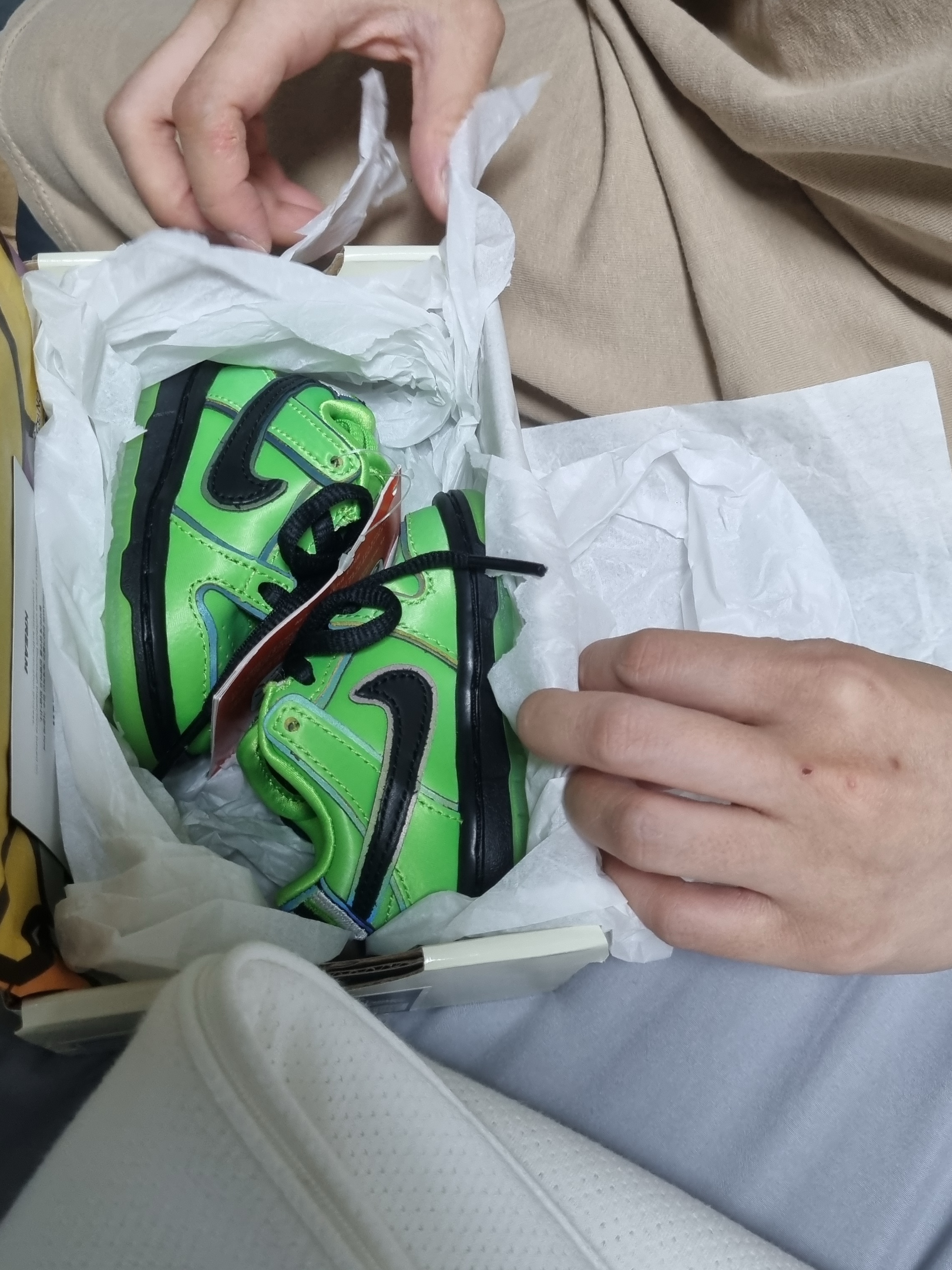 (TD) Nike x The Powerpuff Girls SB Dunk Low Pro QS Buttercup 착용 스타일 - 3