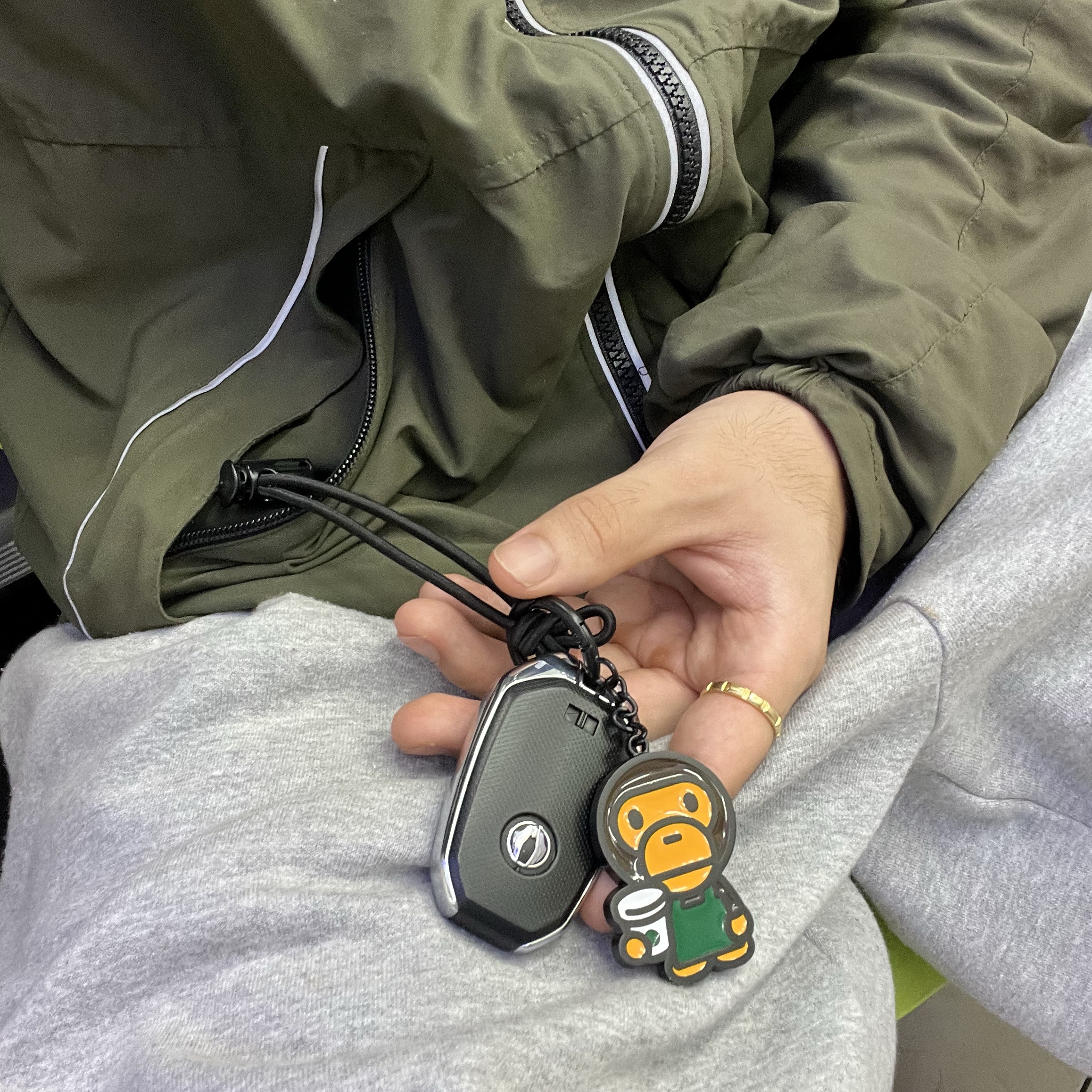 Starbucks x BAPE Baby Milo Keychain 착용 스타일
