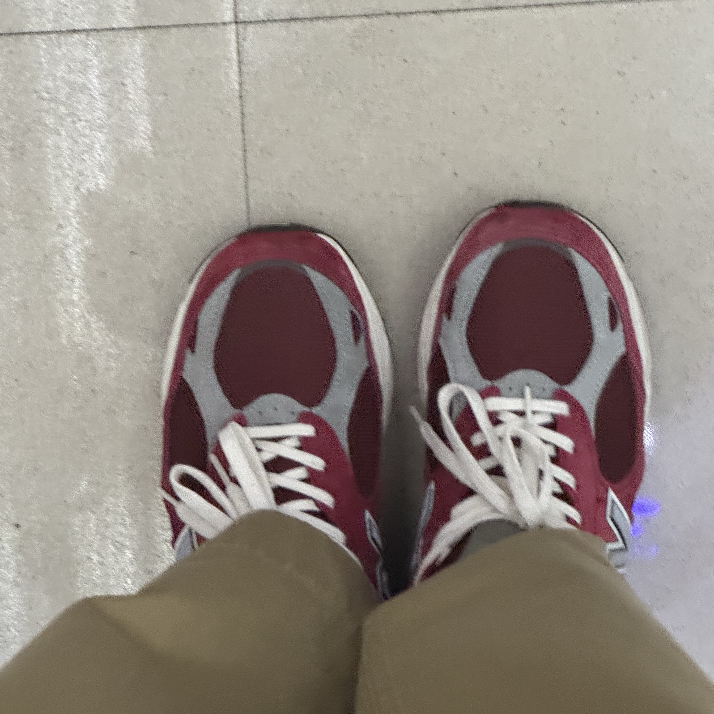 New Balance 990v3 Made in USA Scarlet Marblehead 착용 스타일