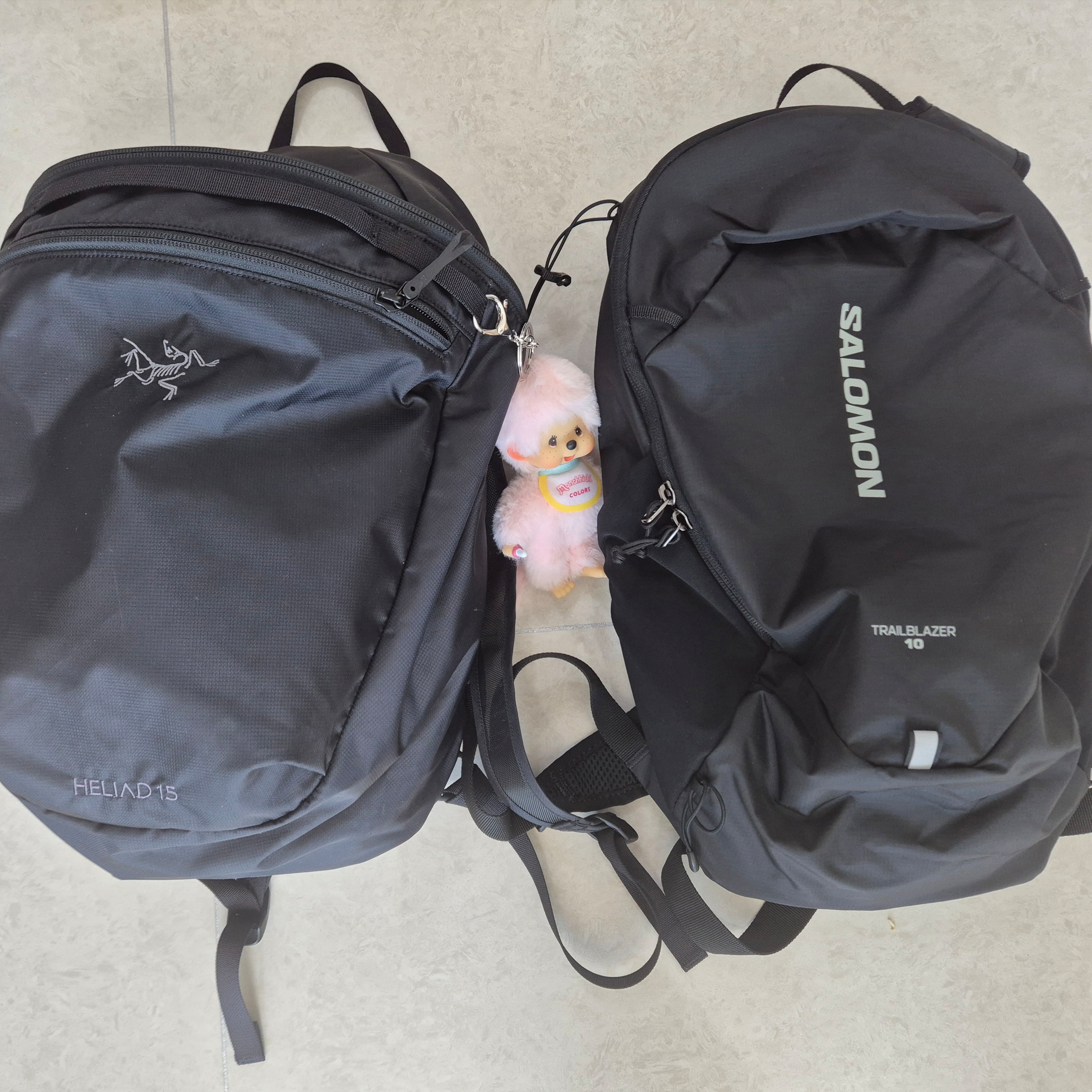 Salomon Trailblazer 10 Black, Arc'teryx Heliad 15 Backpack Black 착용 스타일