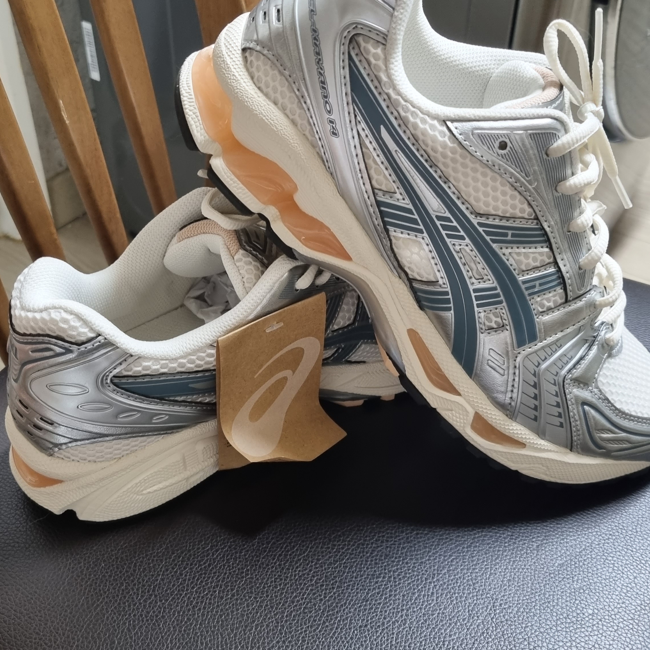 Asics Gel-Kayano 14 Cream Ironclad 착용 스타일 - 2