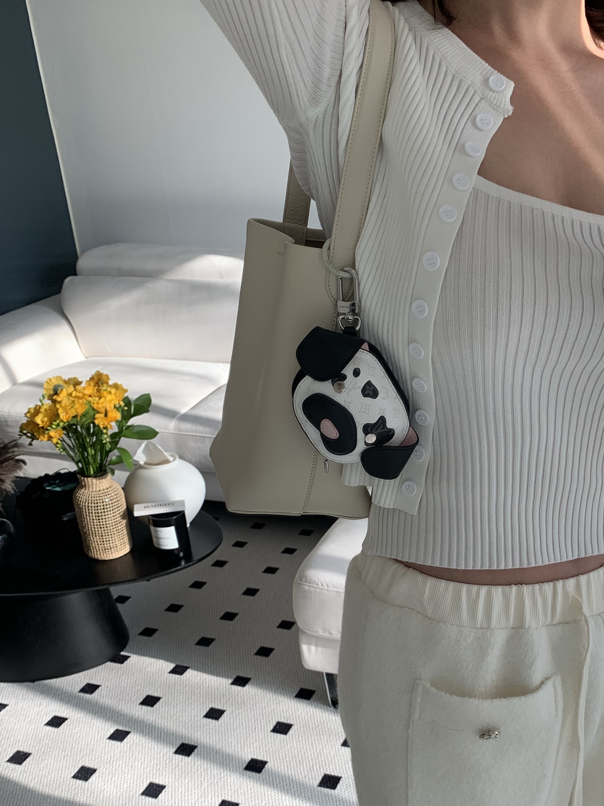 The Row Small N/S Park Tote in Polished Calfskin Leather Ivory 착용 스타일 - 3