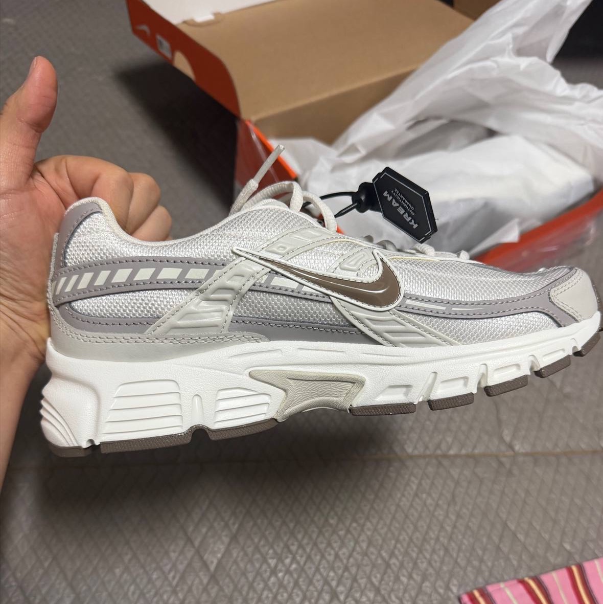 (W) Nike Initiator Phantom Light Bone 착용 스타일 - 4