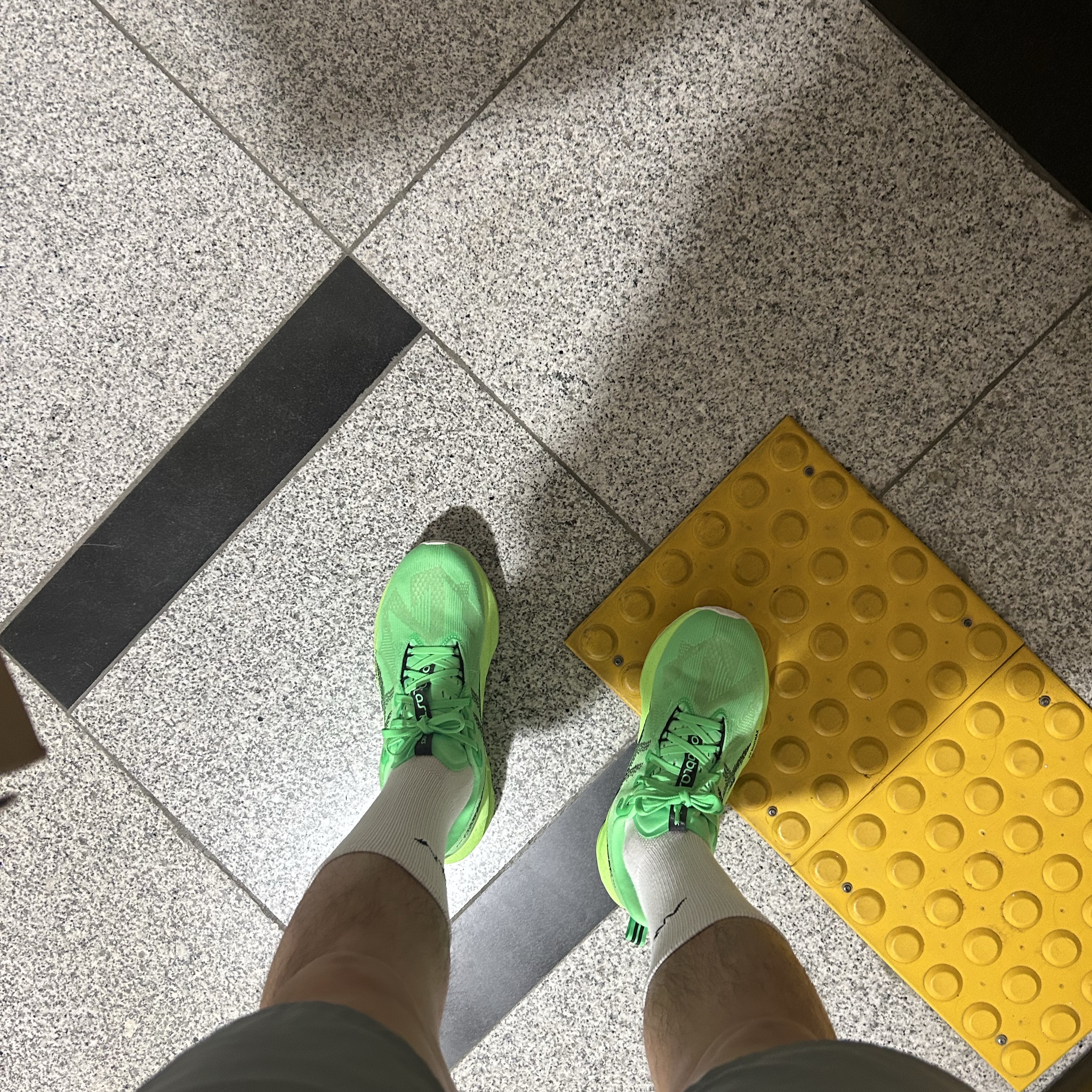 Asics Novablast 5 Ekiden Vital Green Black 착용 스타일 - 2