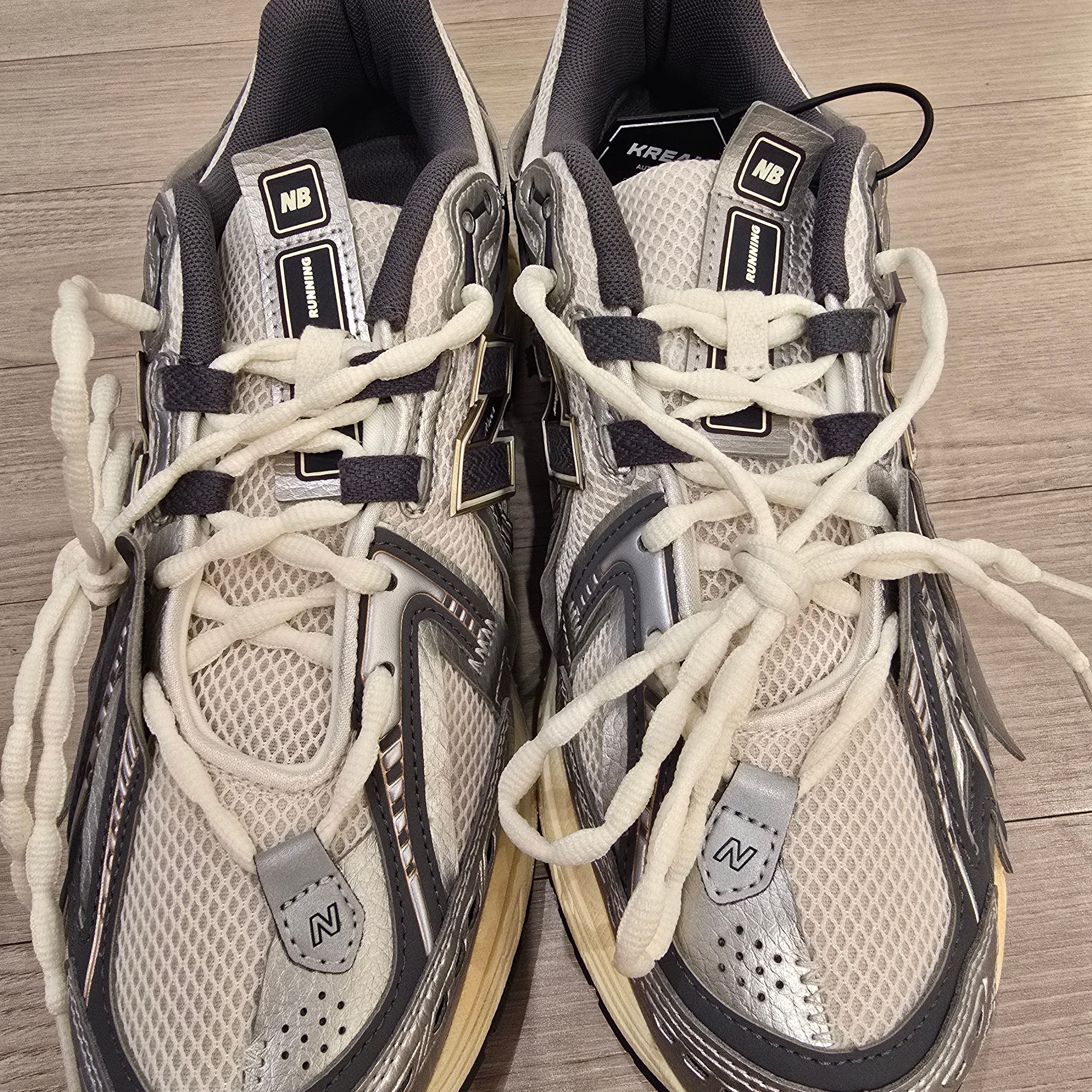 New Balance 1906A Silver Metallic Castlerock 착용 스타일 - 5