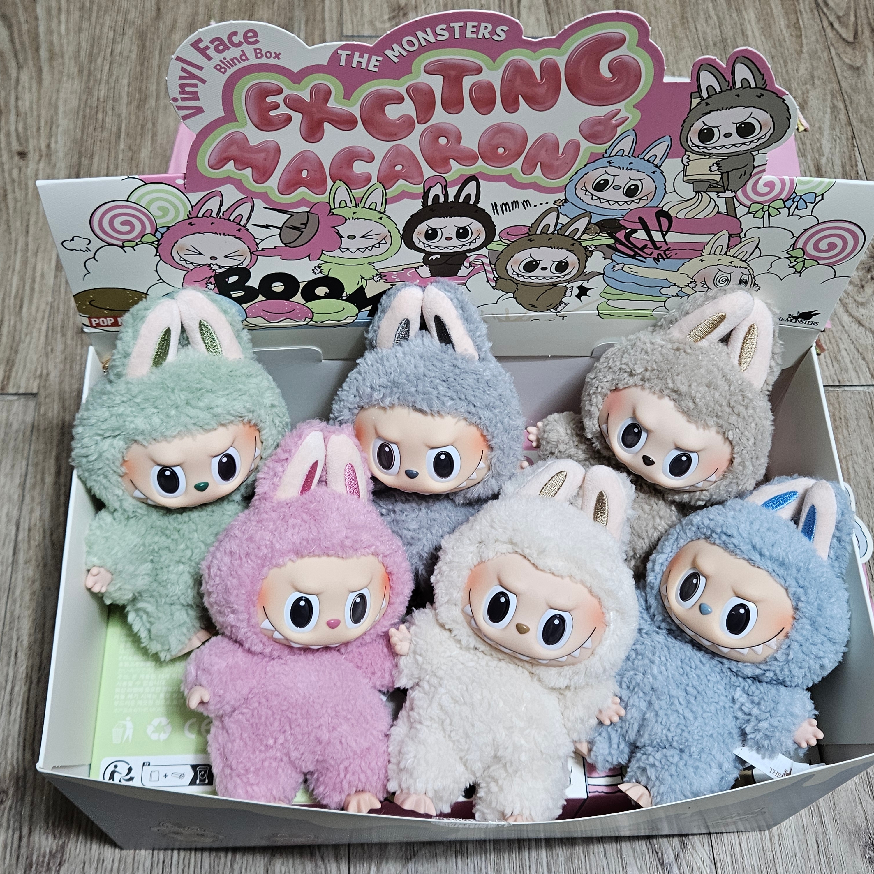 Pop Mart The Monsters Labubu Tasty Macarons Series Sealed Case (6 Blind Boxes) 착용 스타일