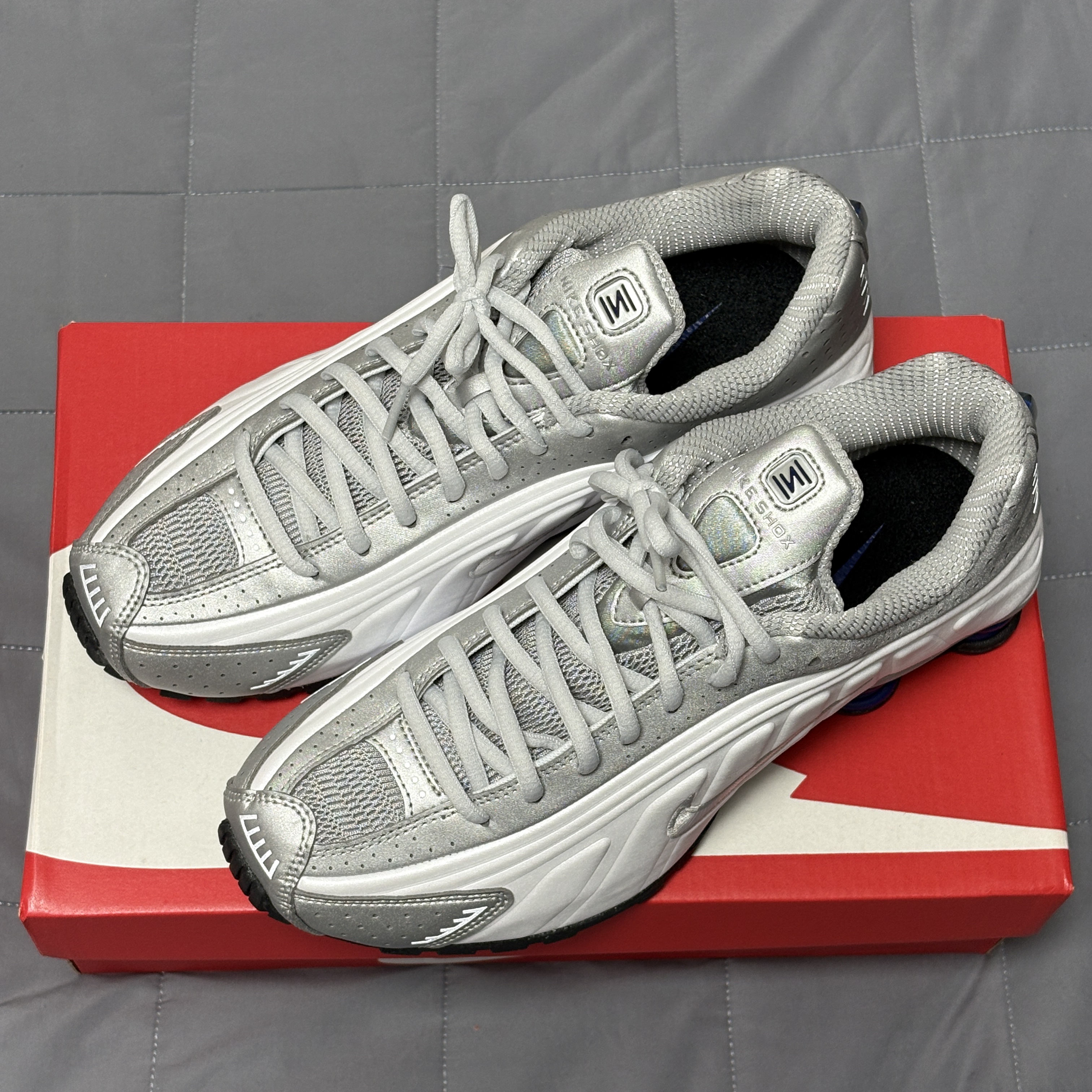 Nike Shox R4 White Metallic Silver Deep Royal Blue White 착용 스타일 - 2