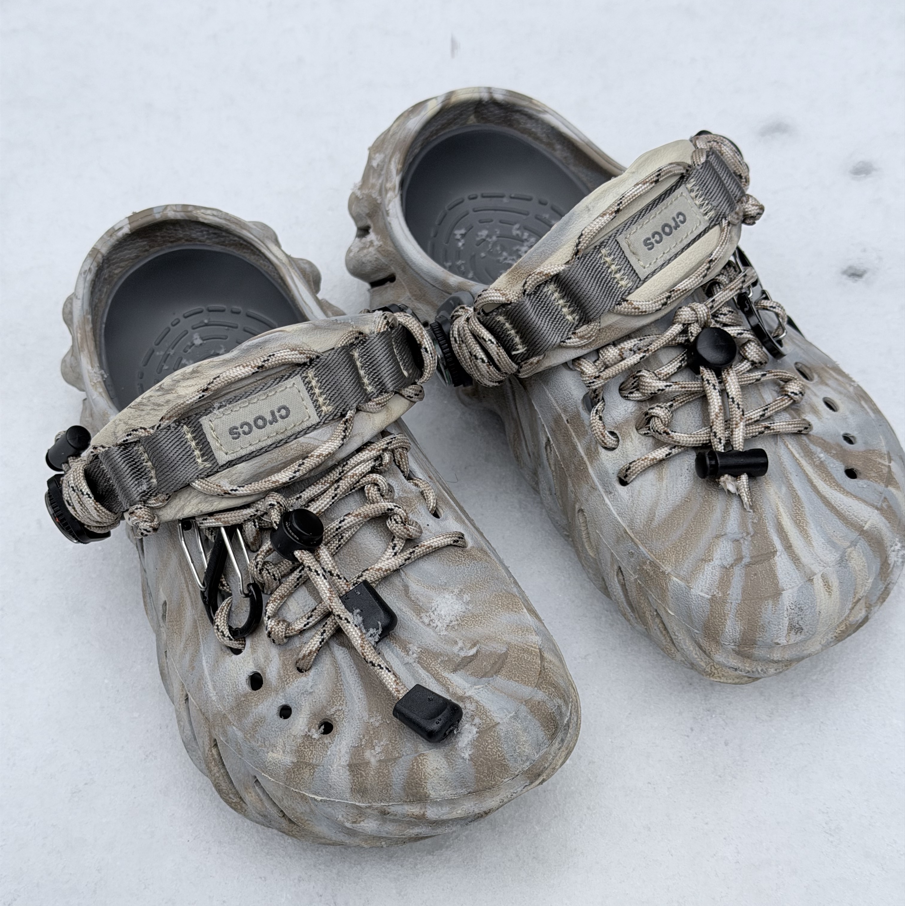 Crocs Echo Marbled Clog Bone Multi 착용 스타일