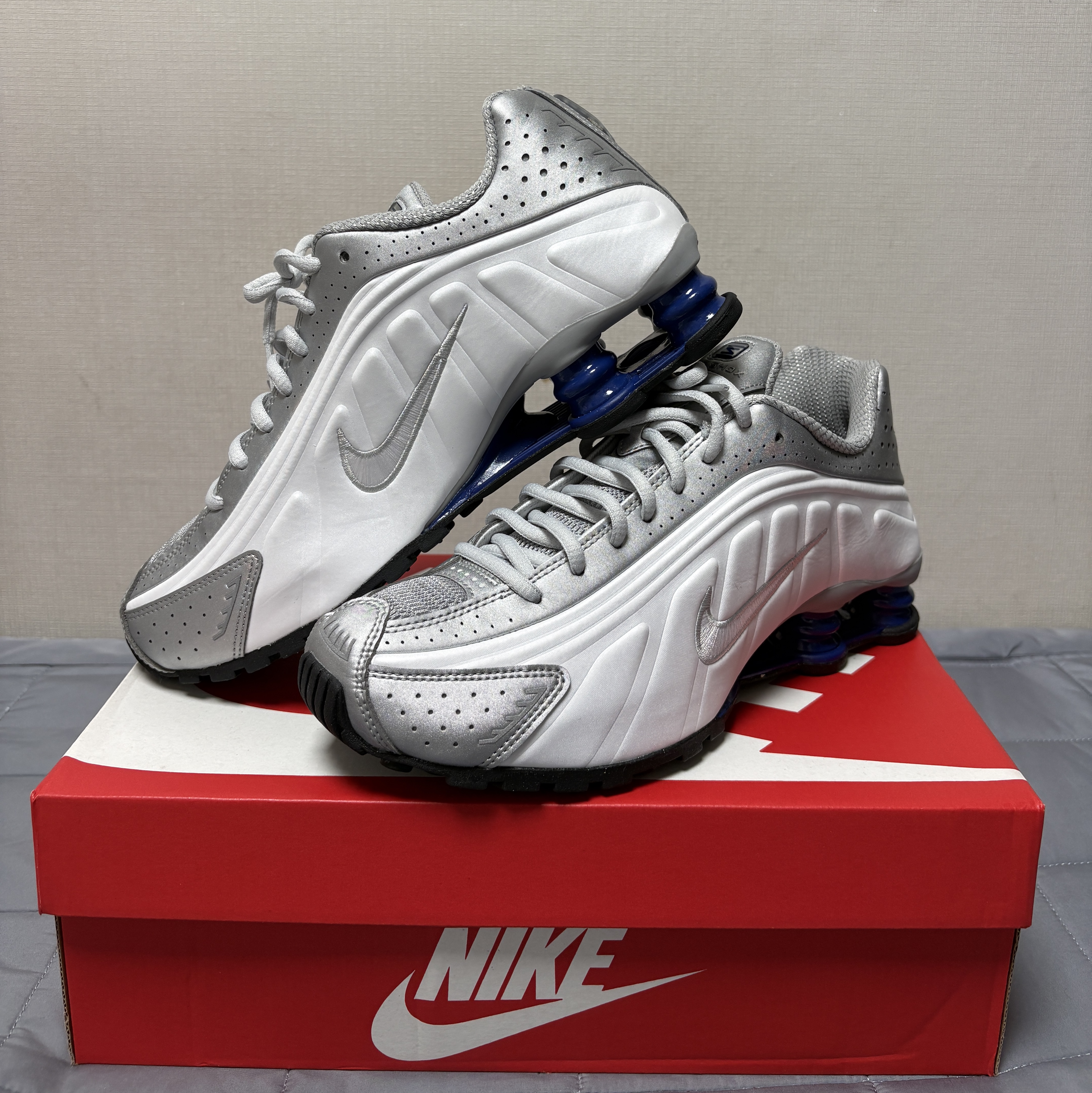 Nike Shox R4 White Metallic Silver Deep Royal Blue White 착용 스타일 - 1