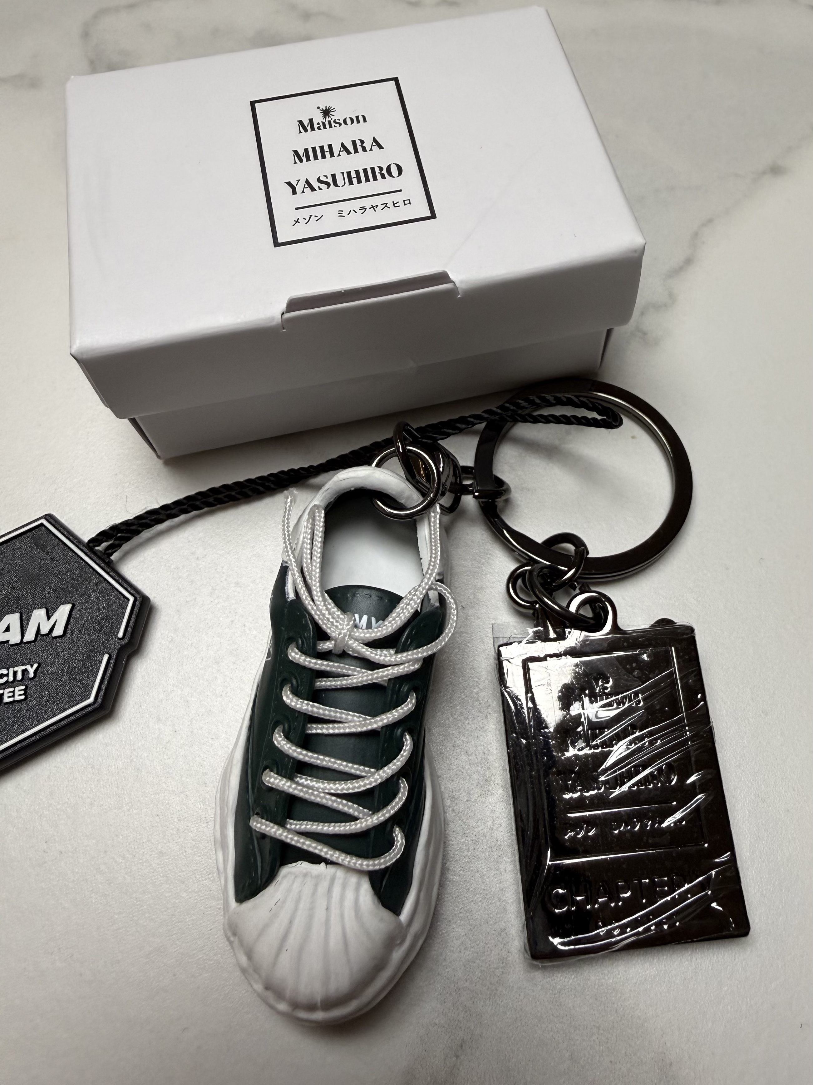 Odyssey x Maison Mihara Yasuhiro Blakey Keyring Green 착용 스타일 - 1