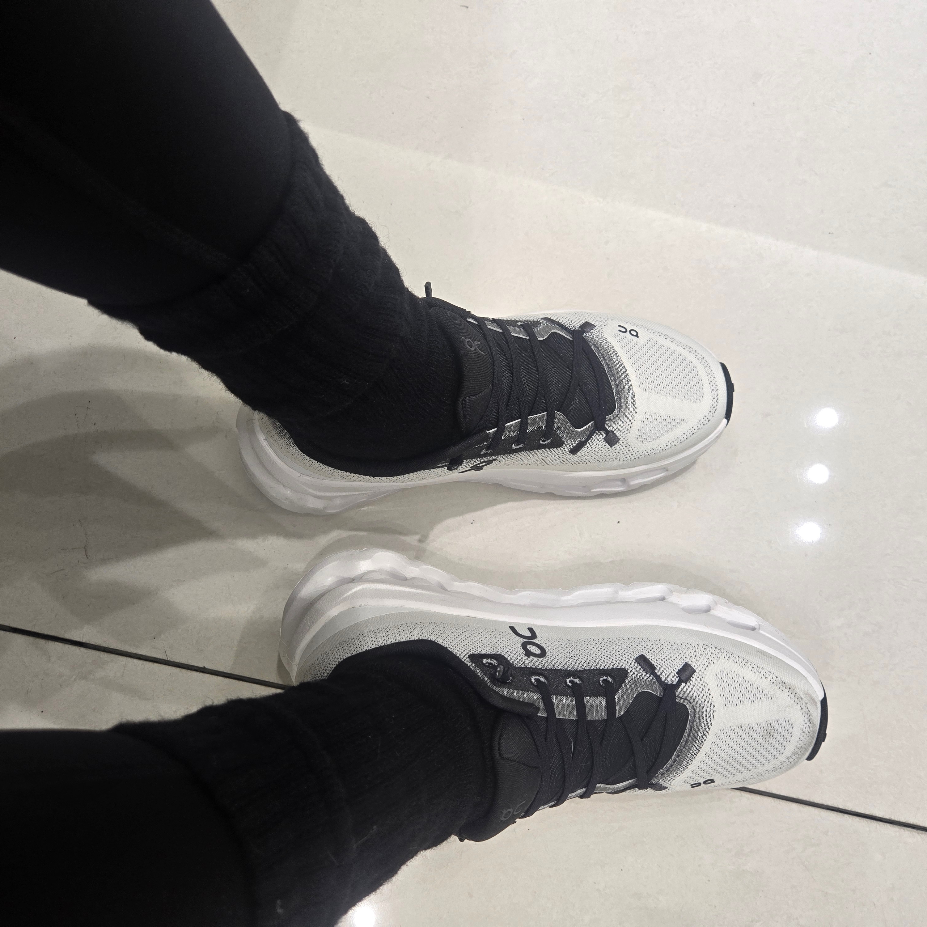 (W) On Running Cloudtilt Black Ivory 착용 스타일