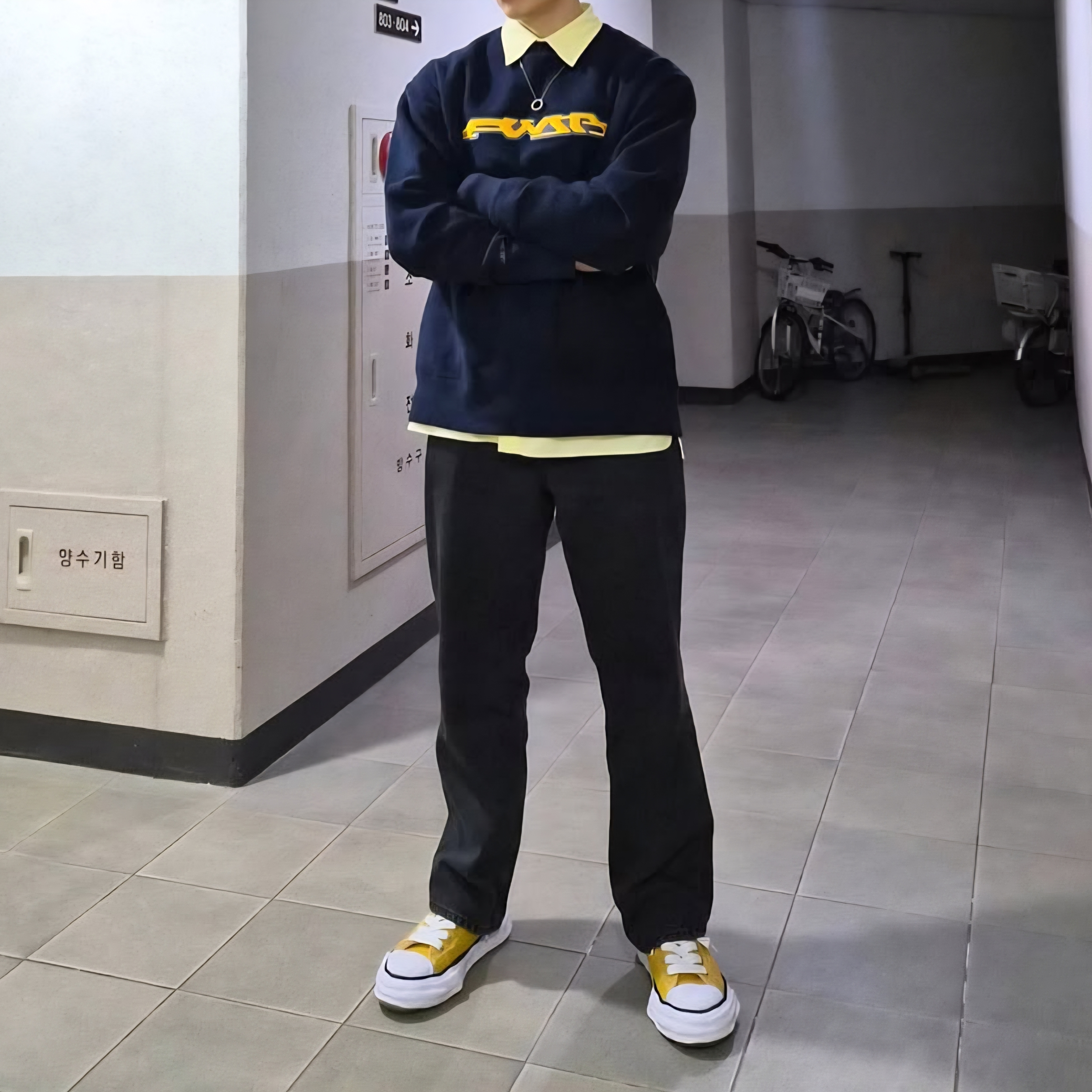 Maison Mihara Yasuhiro Peterson23 OG Sole Canvas Low-top Sneakers Yellow, Uniqlo x JW Anderson Straight Jeans Gray - JP 착용 스타일 - 1