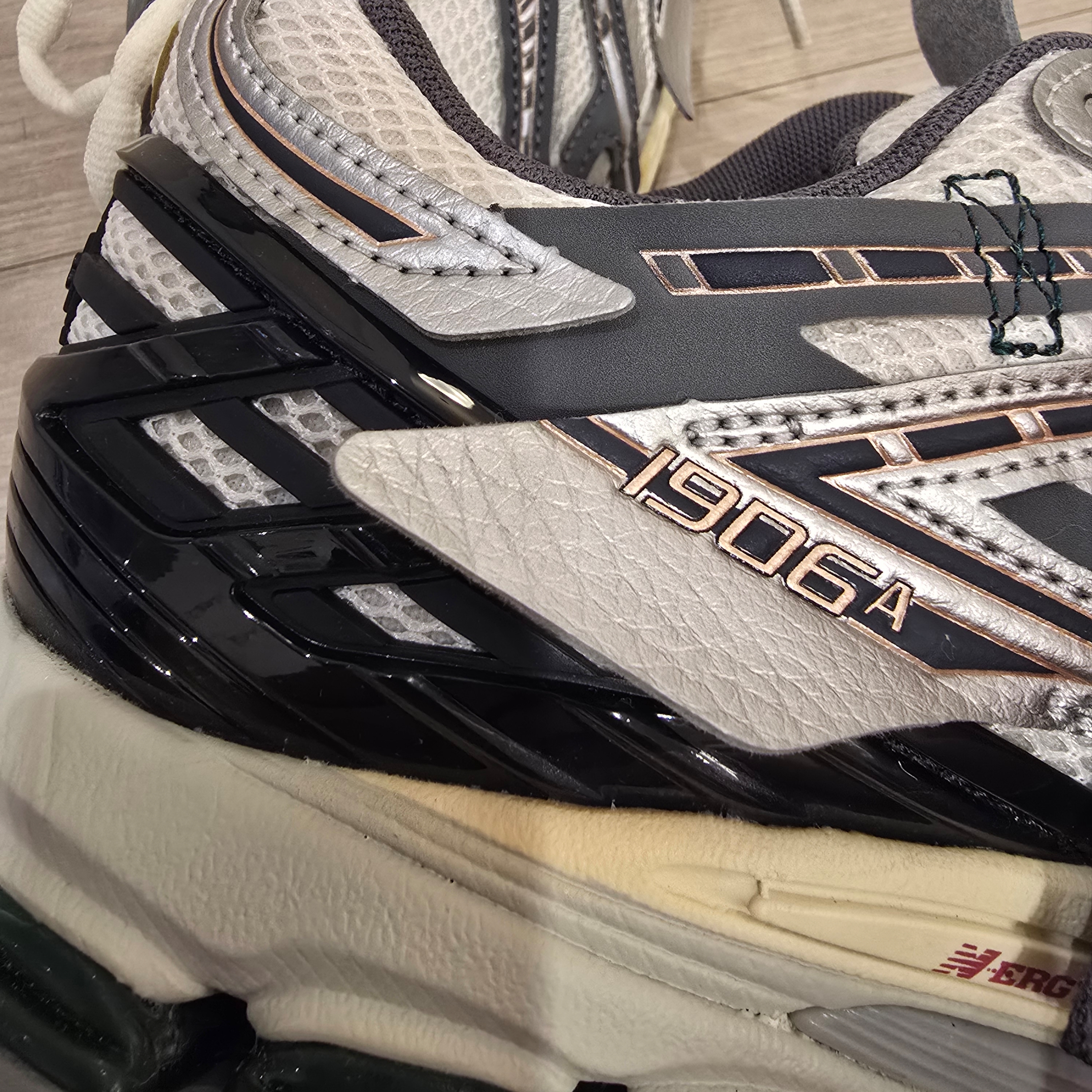 New Balance 1906A Silver Metallic Castlerock 착용 스타일 - 7