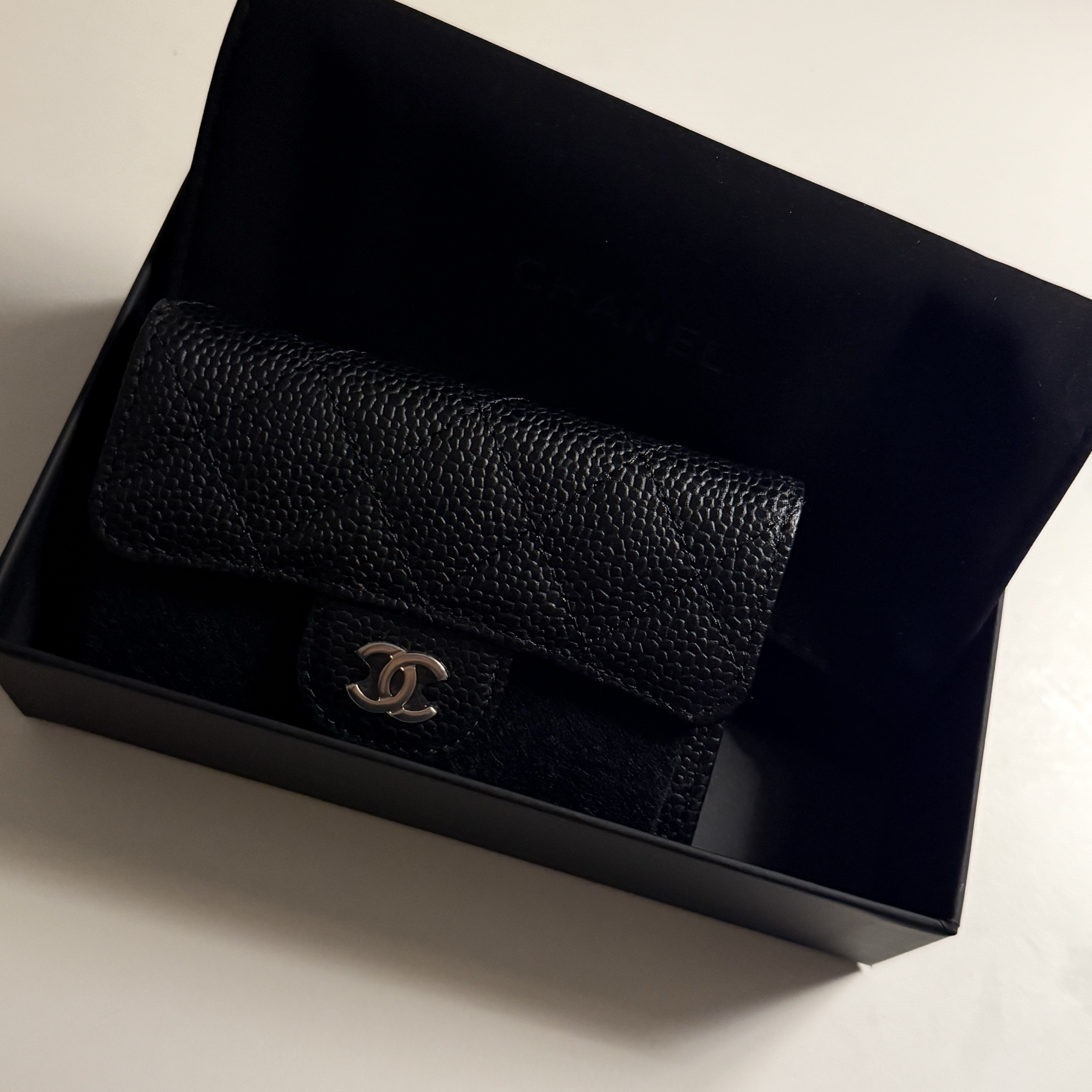 Chanel Classic Card Holder Grained Calfskin & Silver Black 착용 스타일 - 1