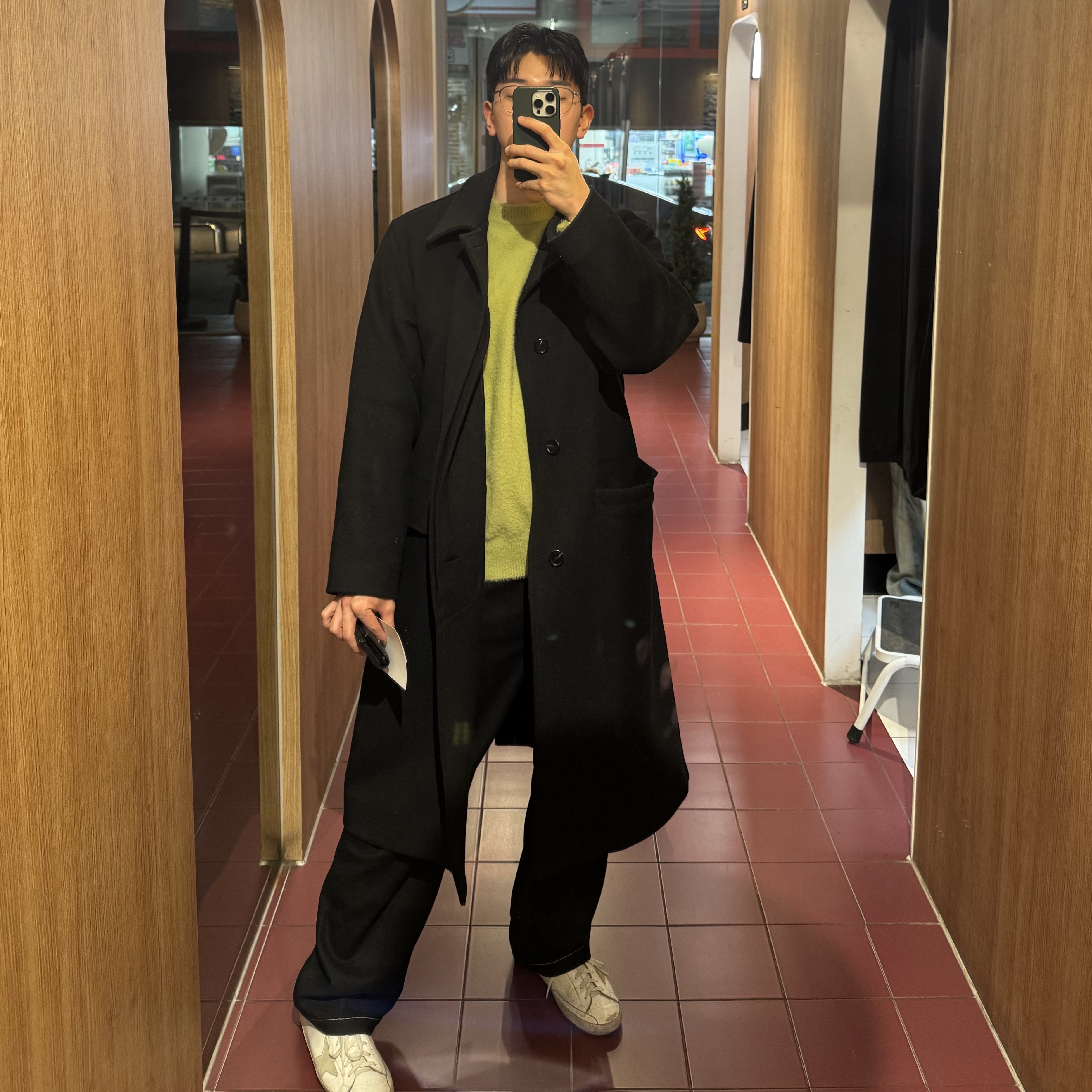 Golden Goose Superstar White Black Heel Tab Sneakers, SATUR Two Tuck Wide Curved Cotton Pants Black 착용 스타일 - 1