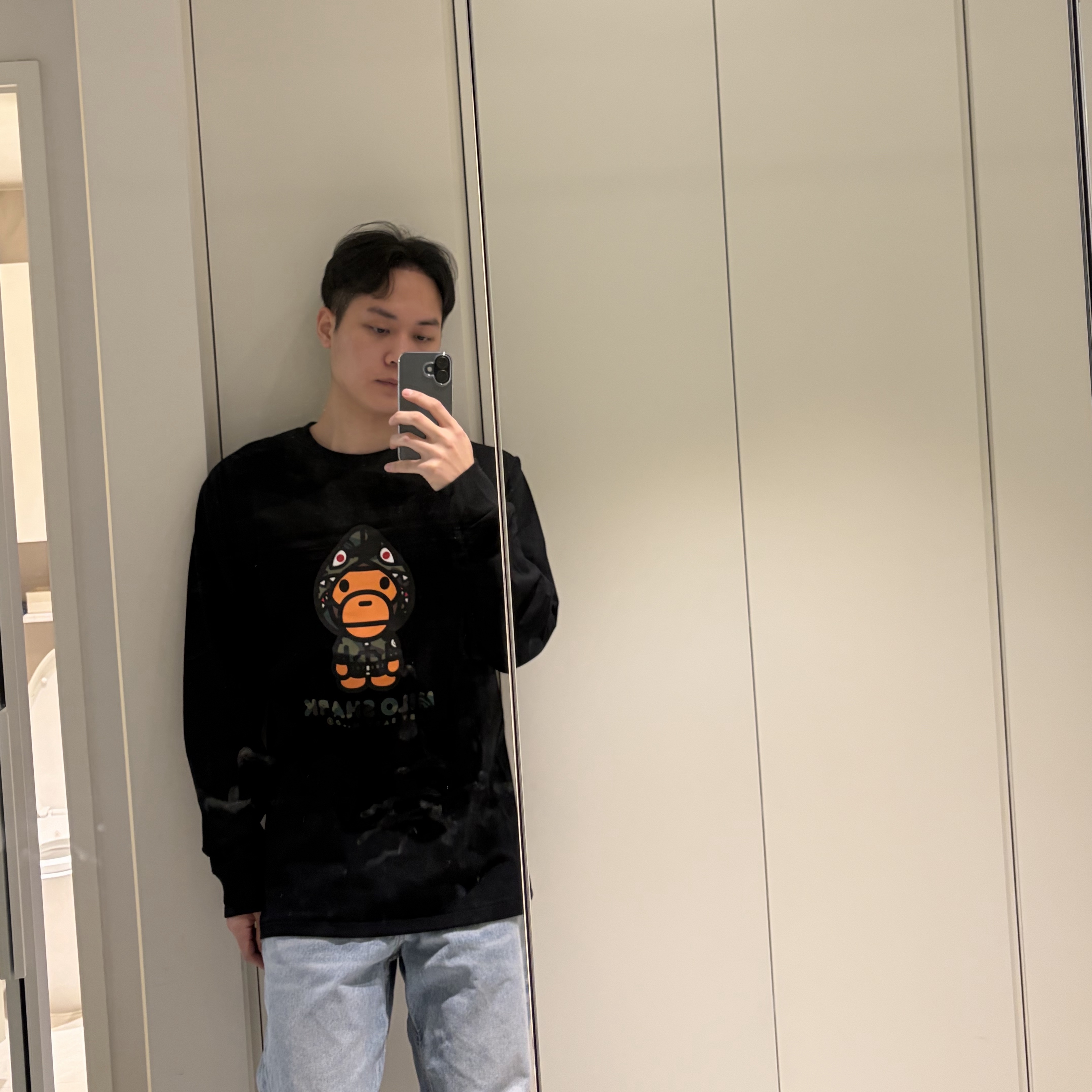 BAPE 1st Camo Milo Shark FZH L/S T-Shirt Black Yellow 착용 스타일