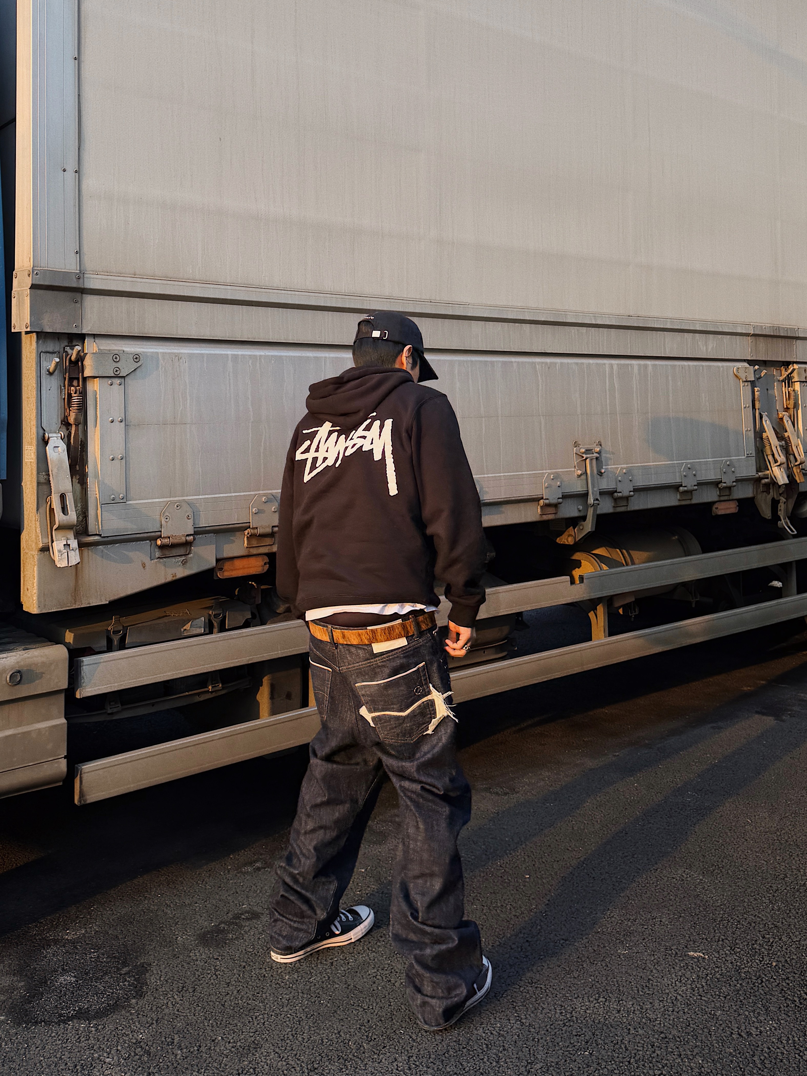 Stussy x Our Legacy Work Shop Drop Shadow Pigment Dyed Hoodie Black, Converse Chuck Taylor All Star Hi Leather Black 착용 스타일 - 3