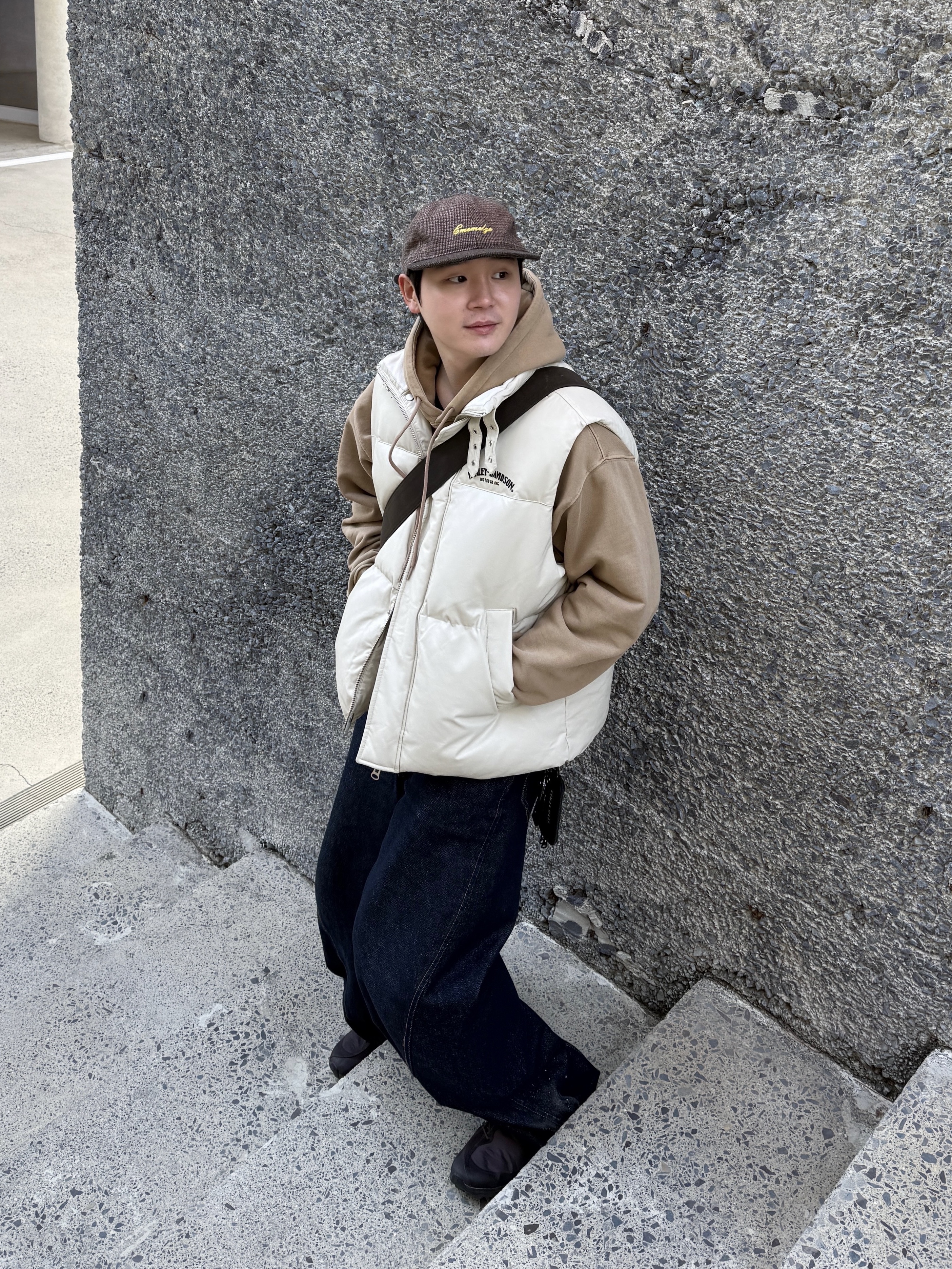 (W) On Running x Post Archive Faction (Paf) Cloudventure Peak Cacao Espresso, Uniqlo x Kaws Heattech Knit Gloves Off White 착용 스타일 - 3