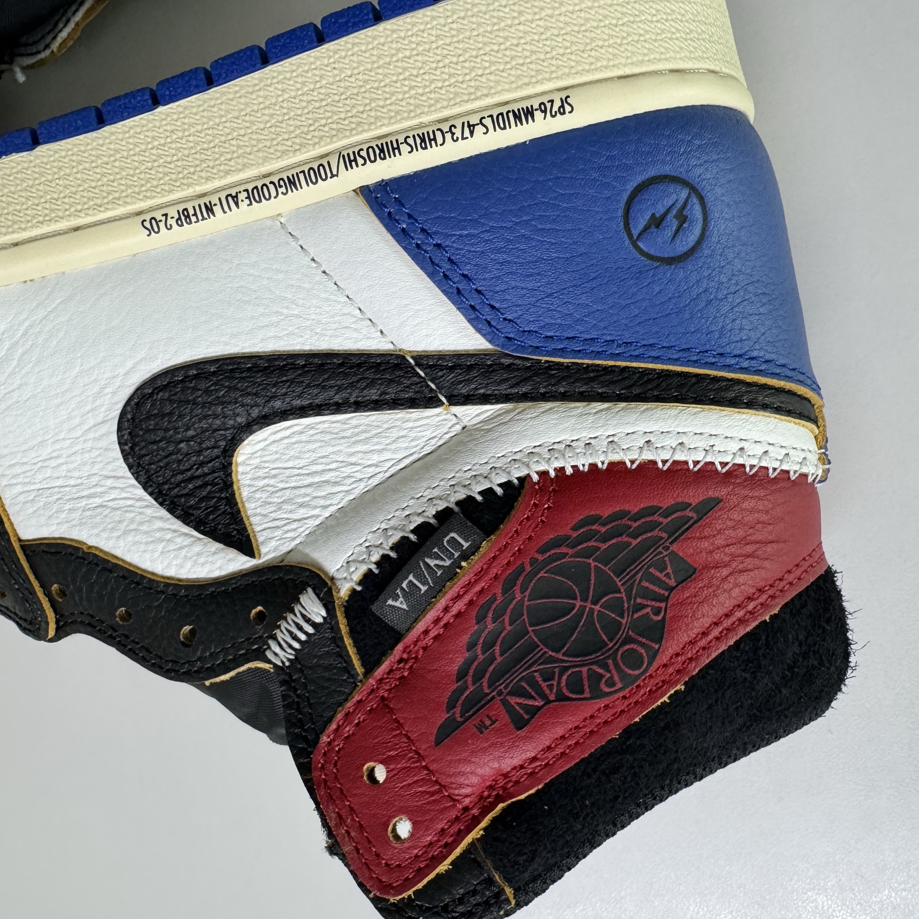 Jordan 1 x Fragment x Union LA Black and Varsity Red 착용 스타일 - 1