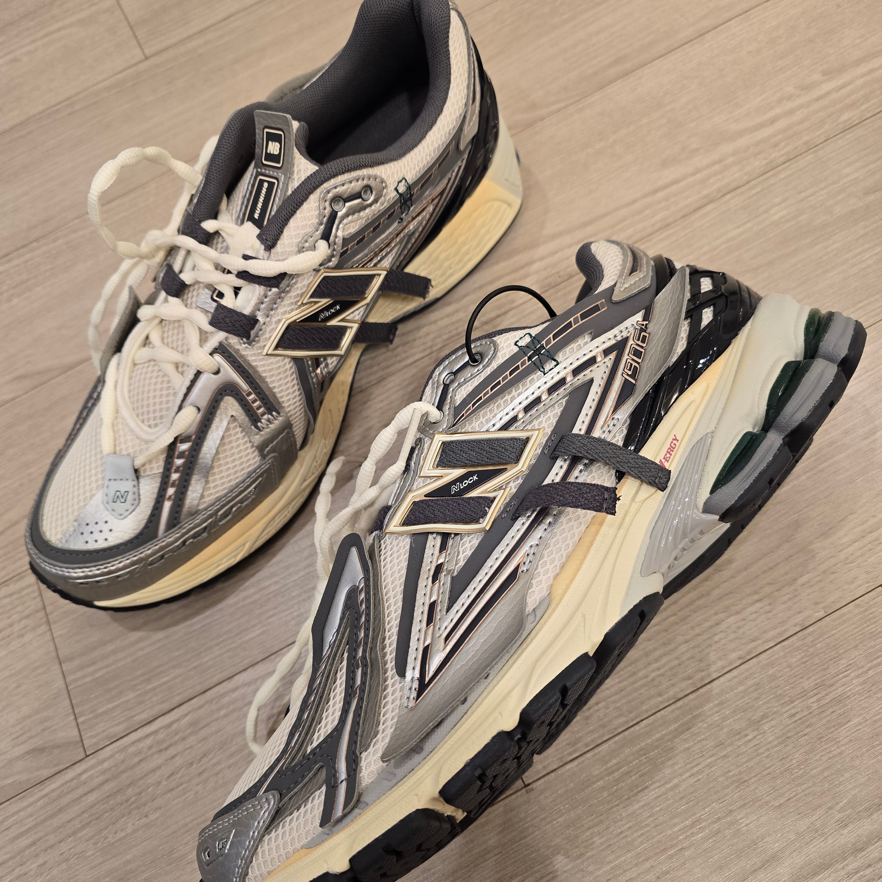 New Balance 1906A Silver Metallic Castlerock 착용 스타일 - 1