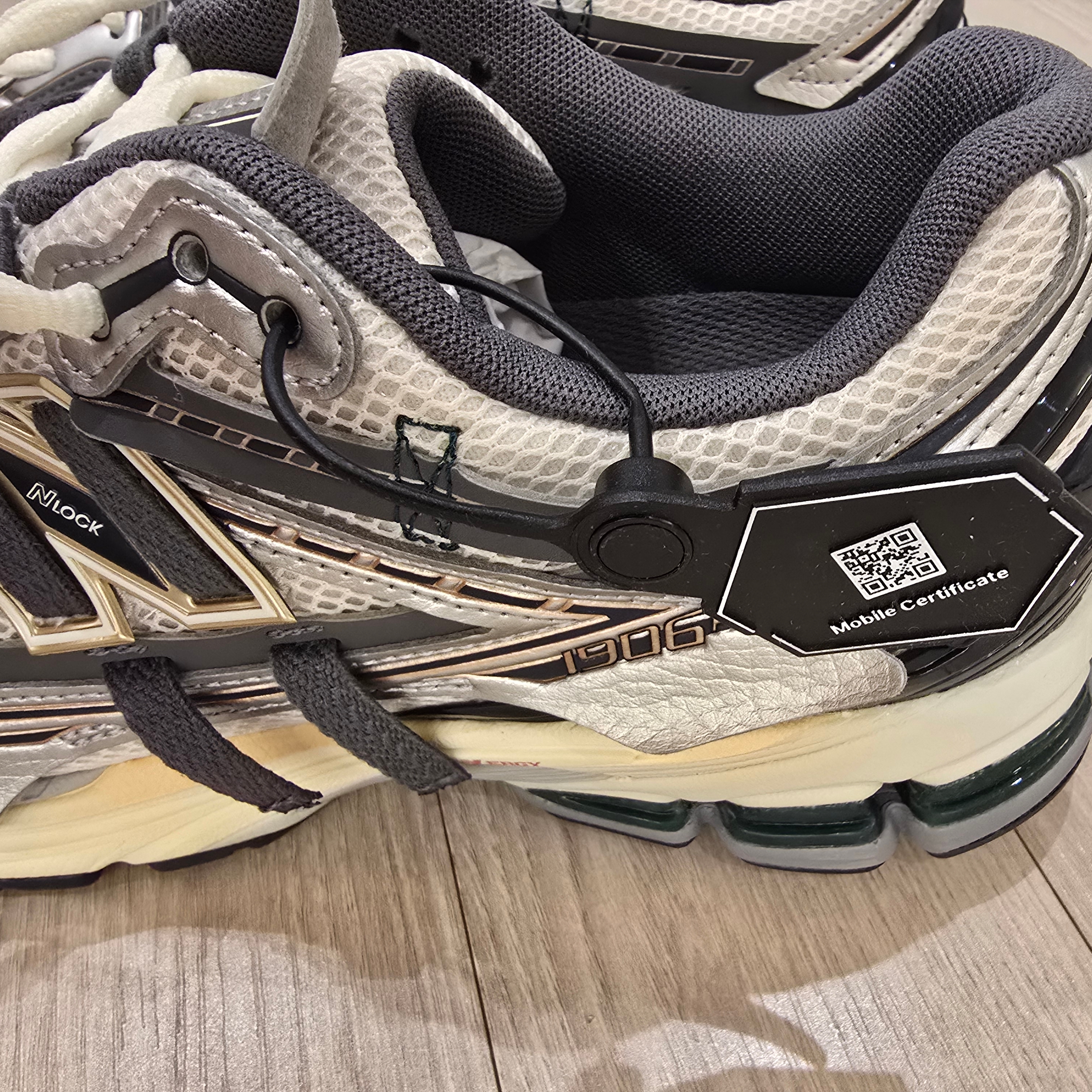 New Balance 1906A Silver Metallic Castlerock 착용 스타일 - 8