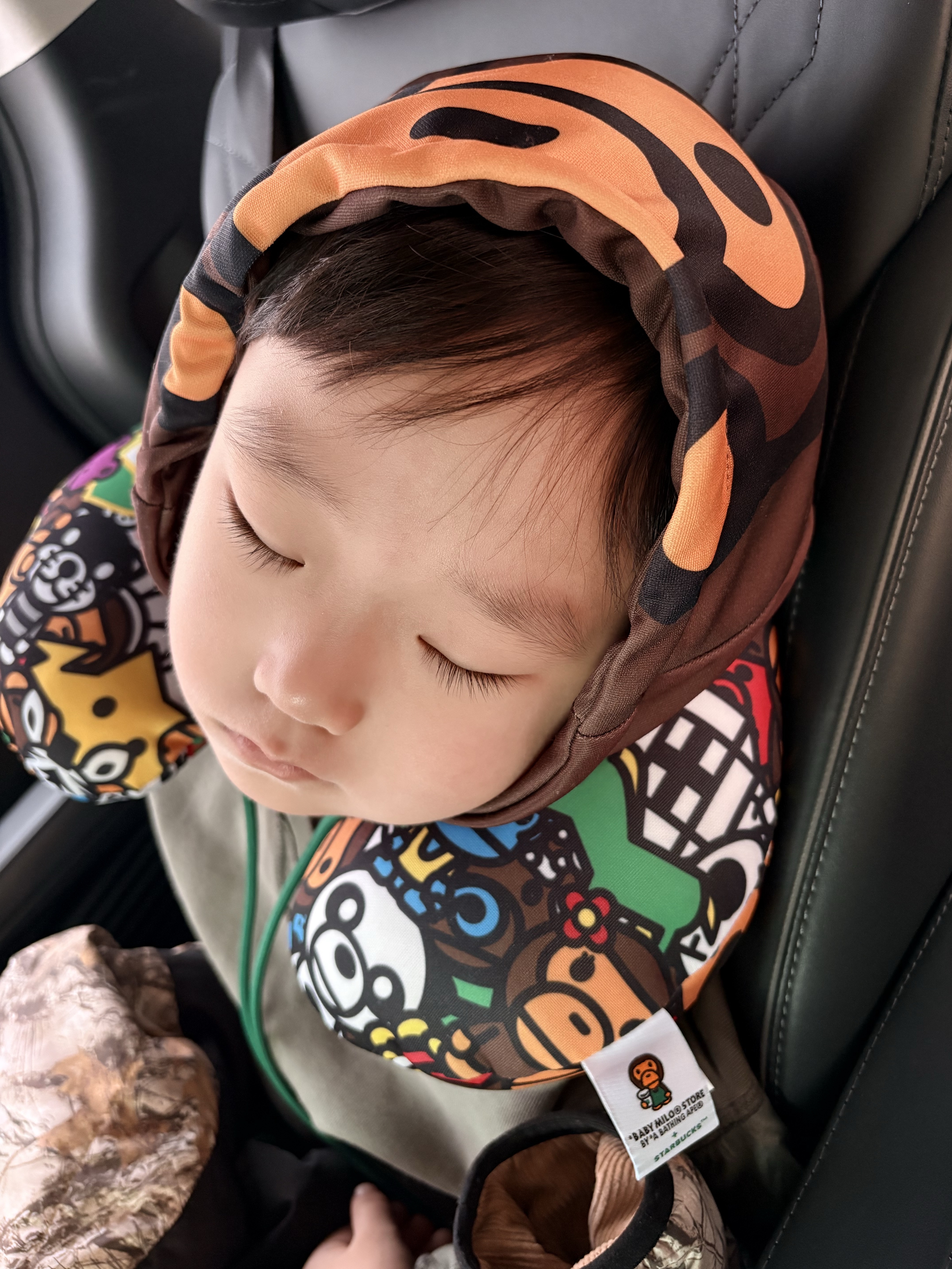 Starbucks x BAPE Baby Milo Neck Pillow 착용 스타일