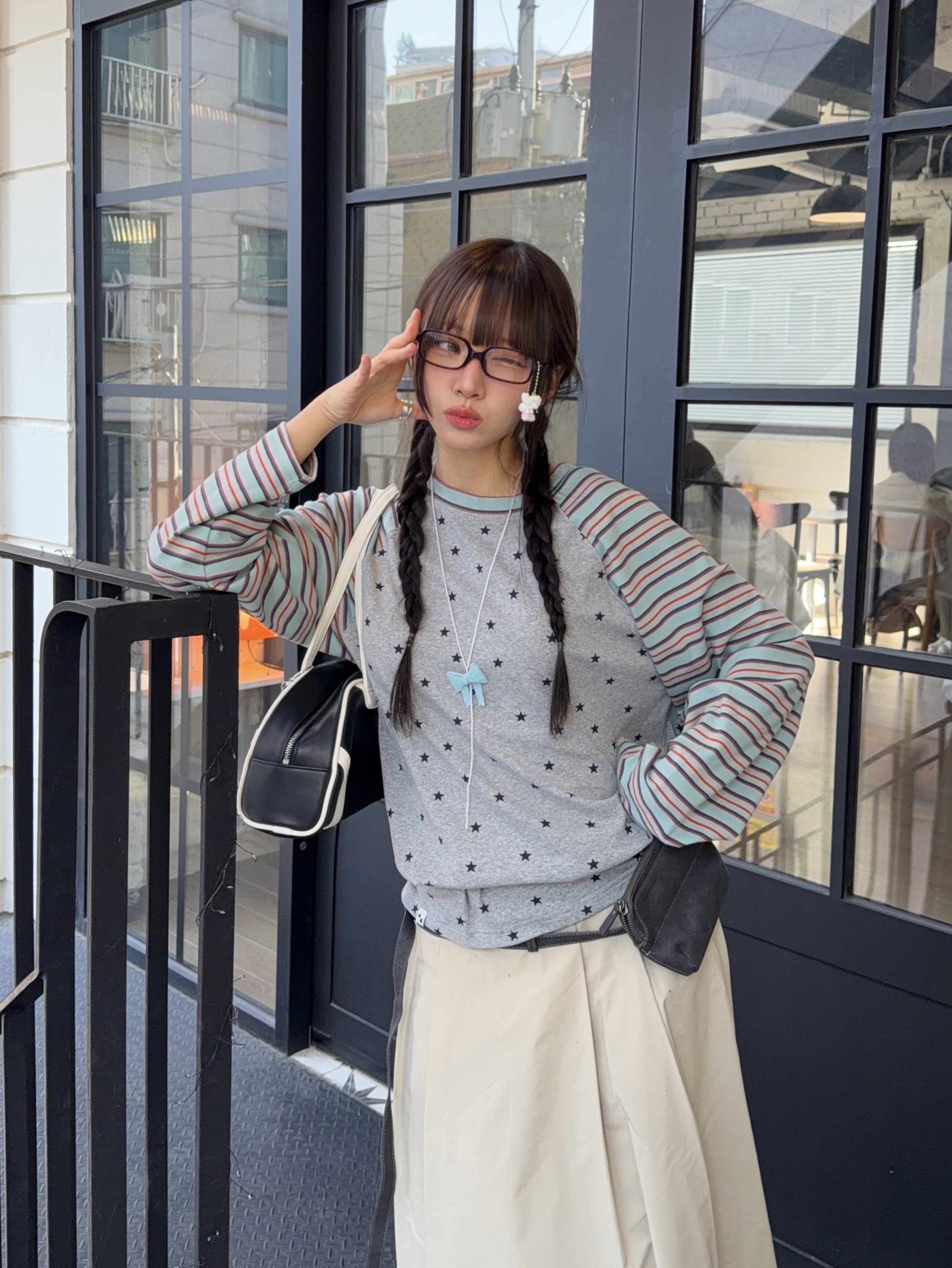 CAVISH Striped Star Raglan LS Tee Grey 착용 스타일 - 1
