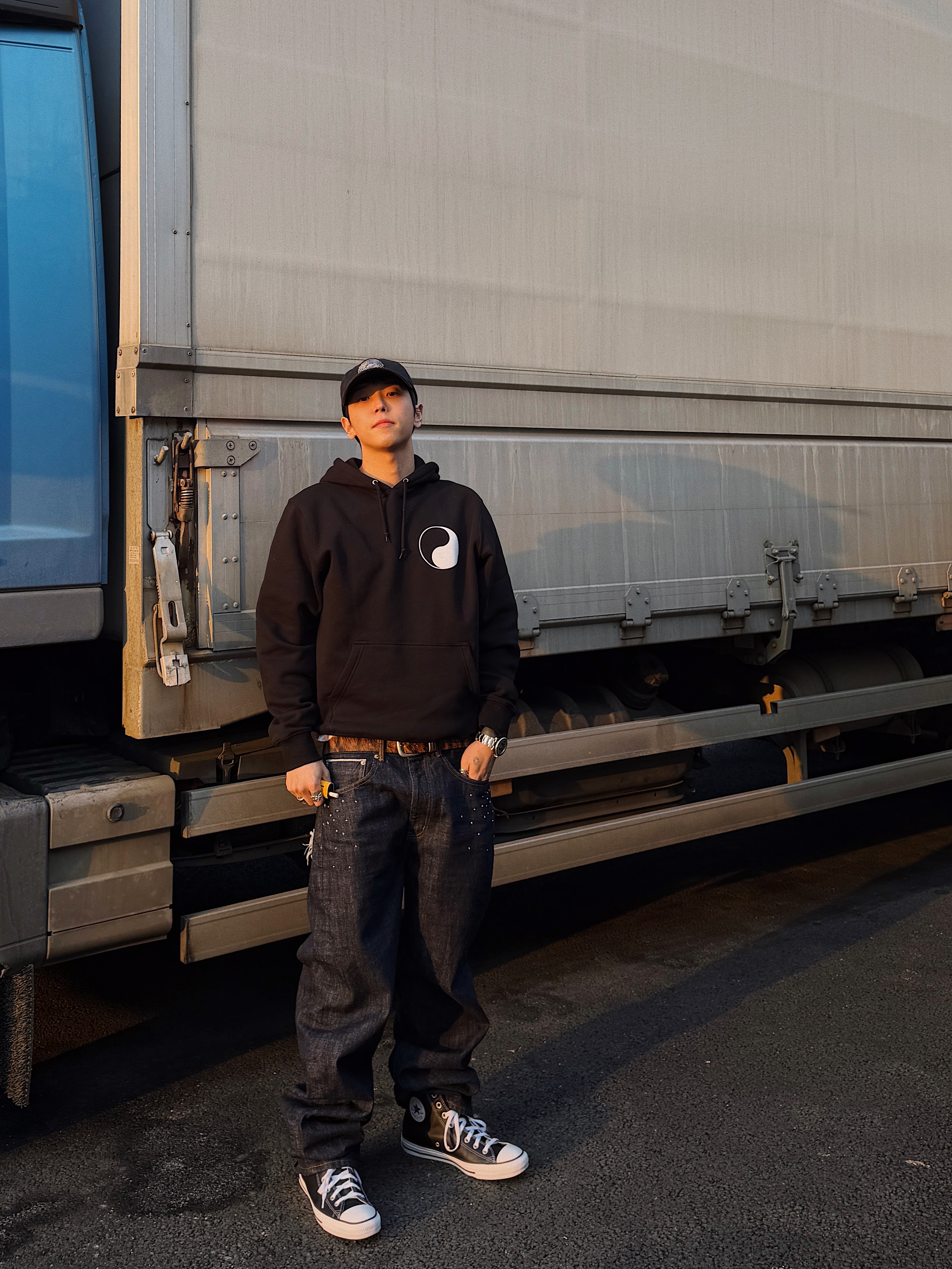 Stussy x Our Legacy Work Shop Drop Shadow Pigment Dyed Hoodie Black, Converse Chuck Taylor All Star Hi Leather Black 착용 스타일 - 5