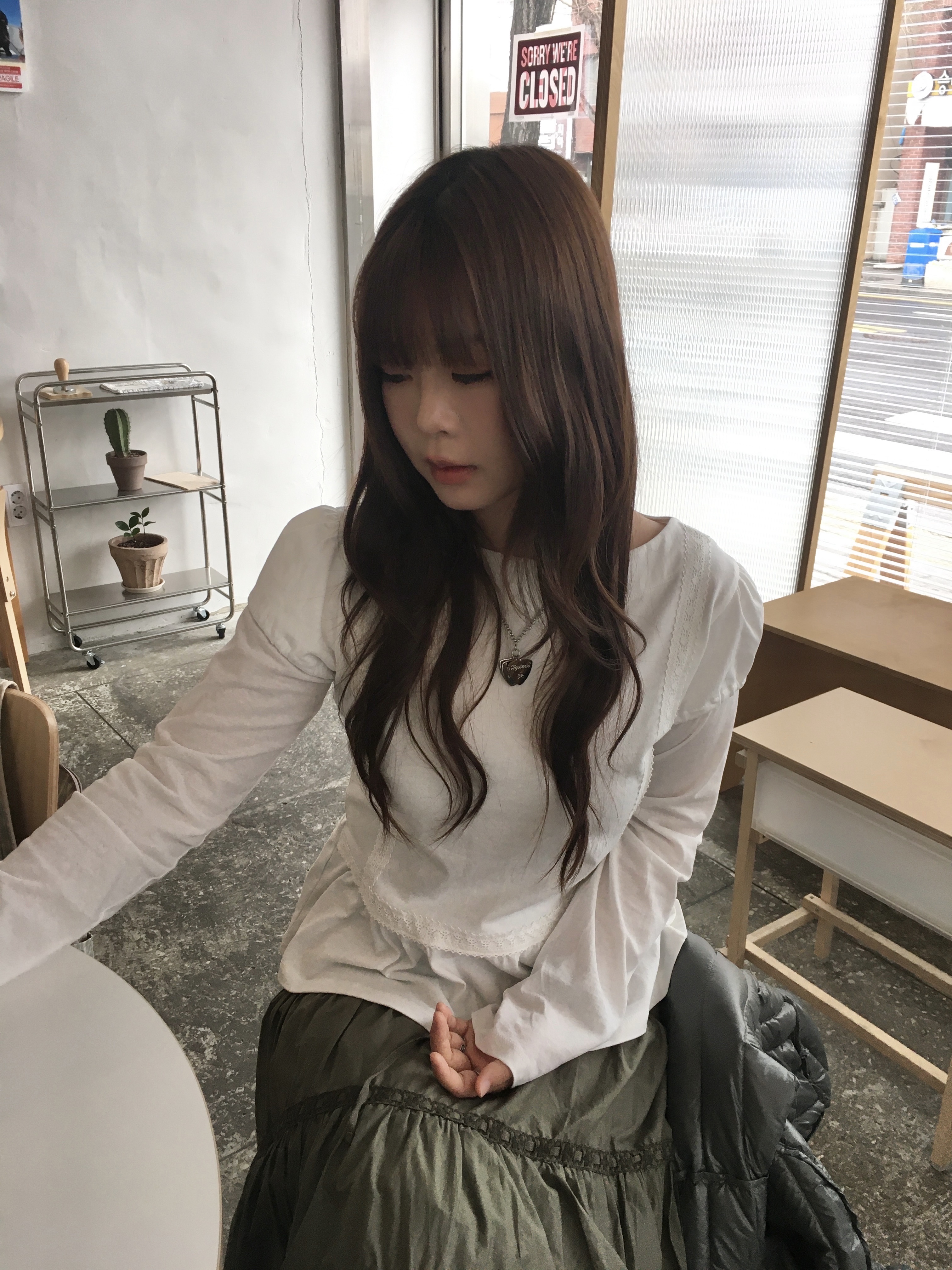 (W) Hysteric Glamour On Skull Pick Necklace Silver 착용 스타일 - 1