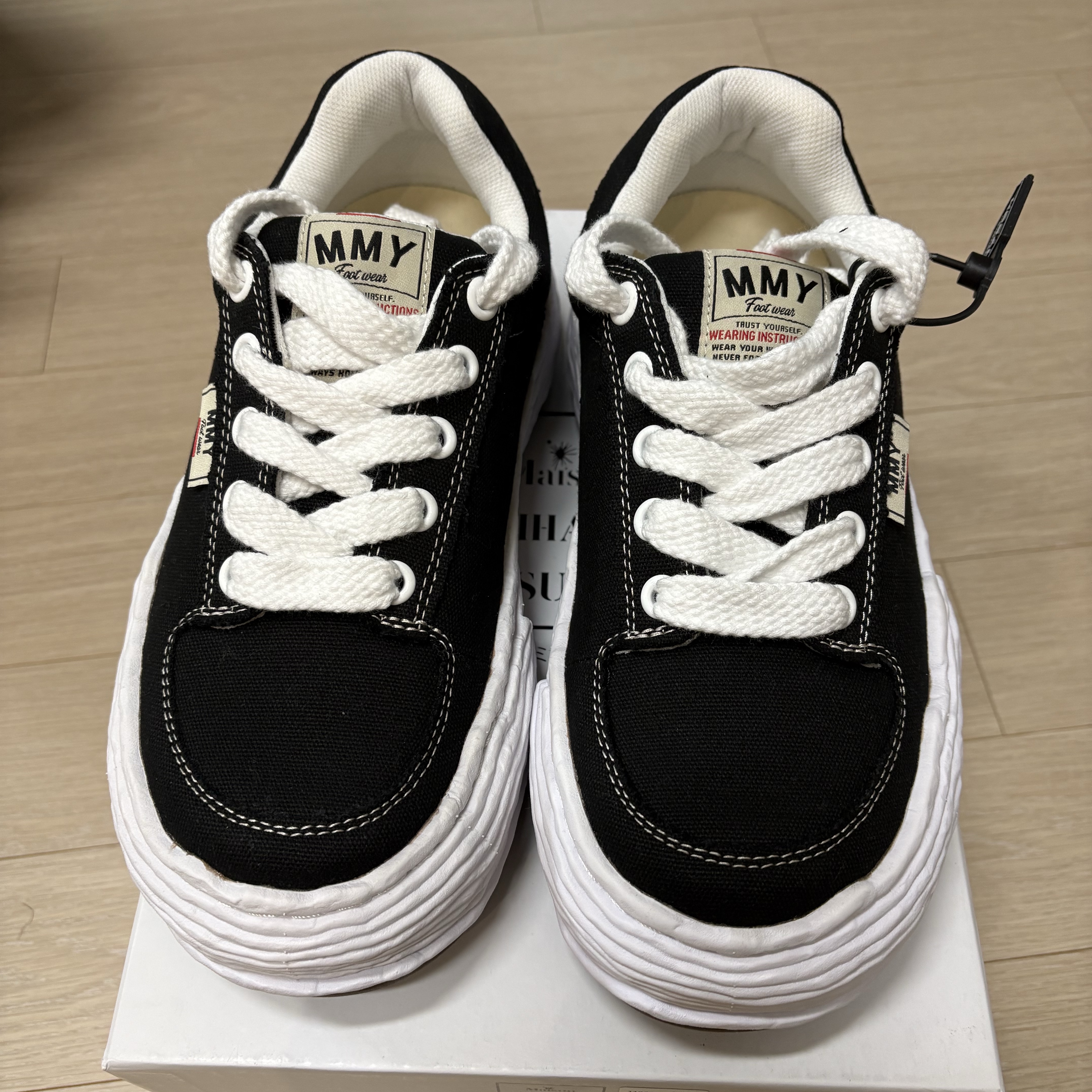 Maison Mihara Yasuhiro Oliver OG Sole Canvas Low-top Sneakers Black 착용 스타일 - 2