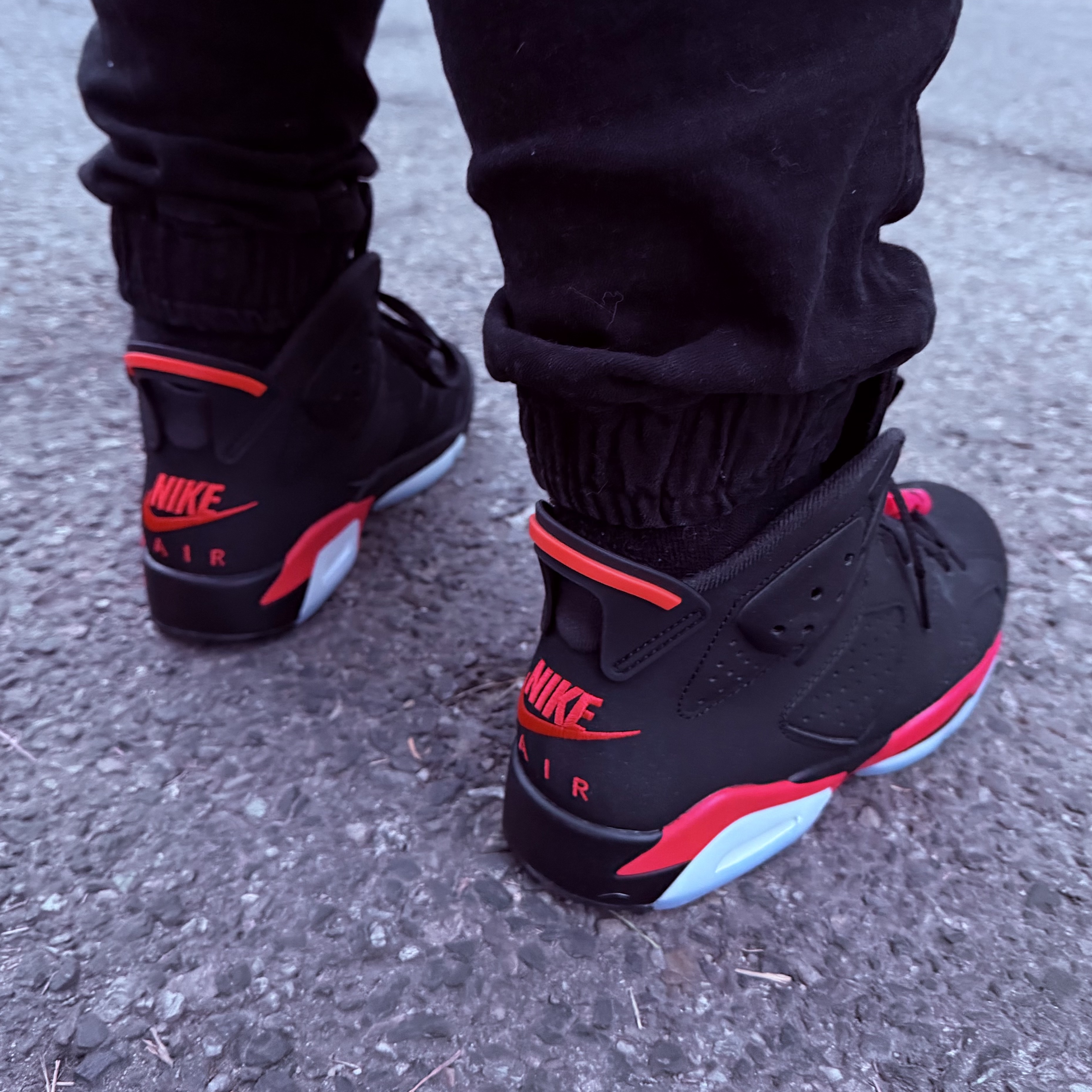 Jordan 6 Retro Infrared Salesman Black and Light Crimson 착용 스타일 - 2