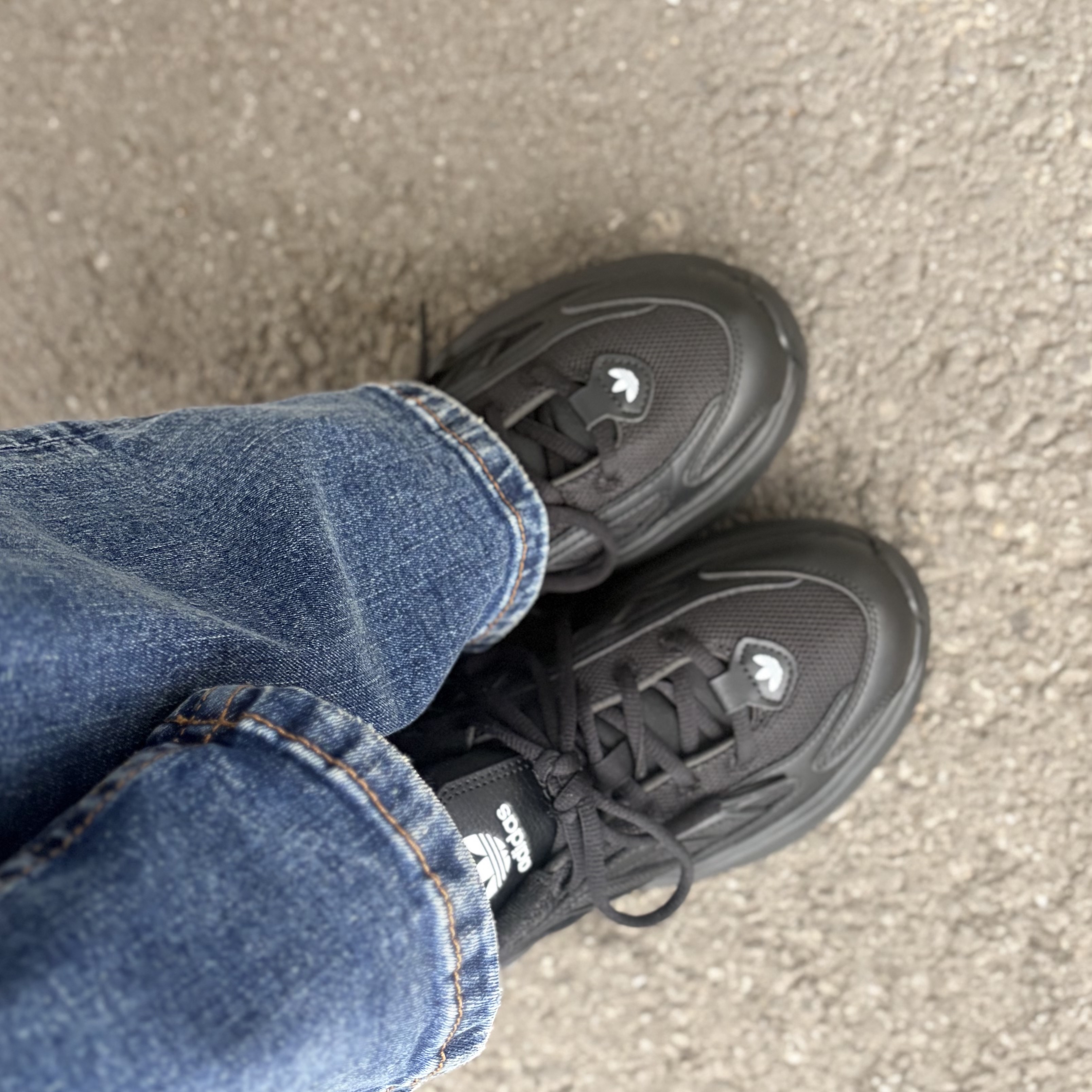 (W) Adidas Ozgaia Triple Black 착용 스타일