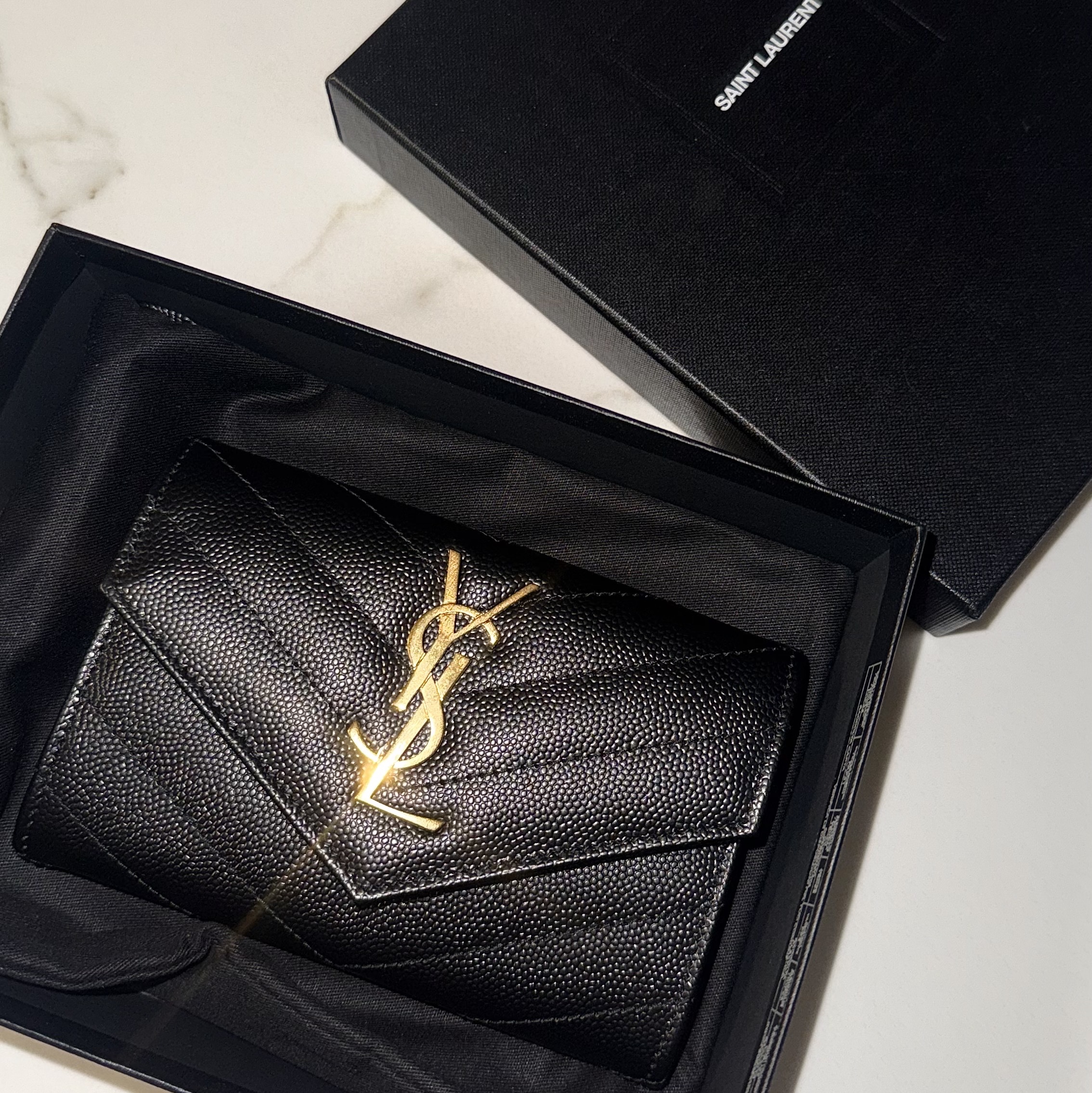 Saint Laurent Cassandre Matelasse Small Envelope Wallet in Grain de Poudre Embossed Leather Black Gold 착용 스타일