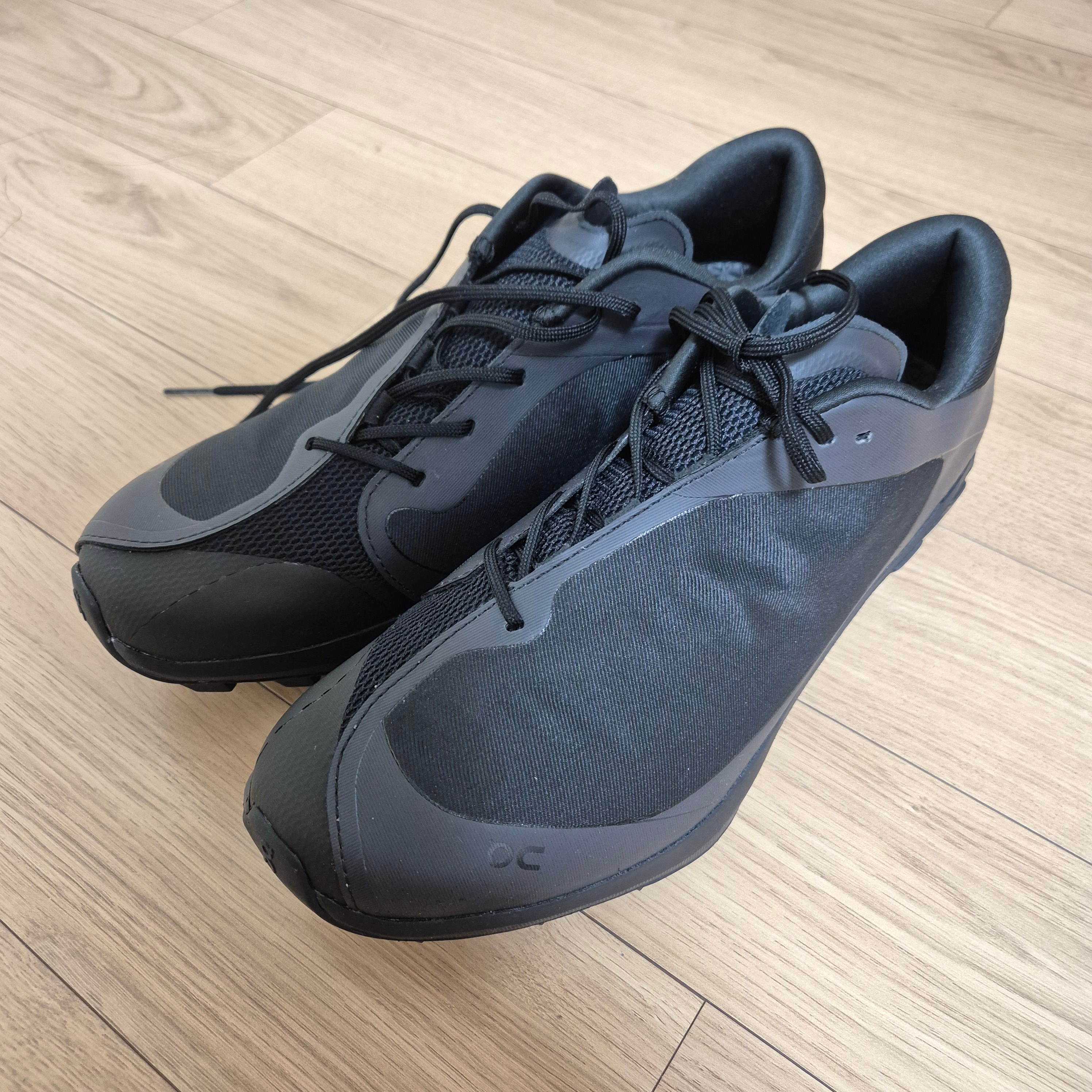 (W) On Running x Post Archive Faction (Paf) Cloudventure Peak All Black 착용 스타일 - 1