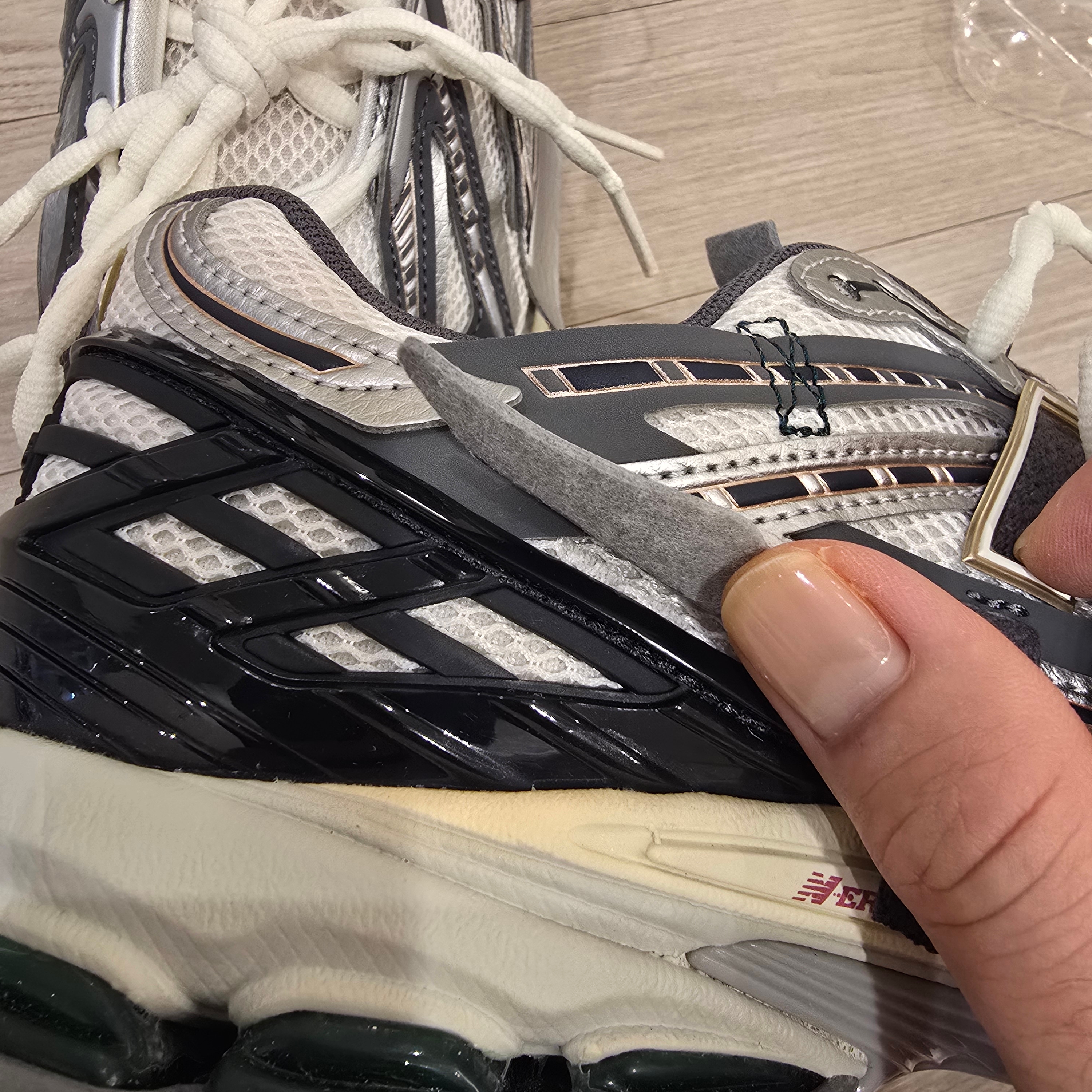 New Balance 1906A Silver Metallic Castlerock 착용 스타일 - 6