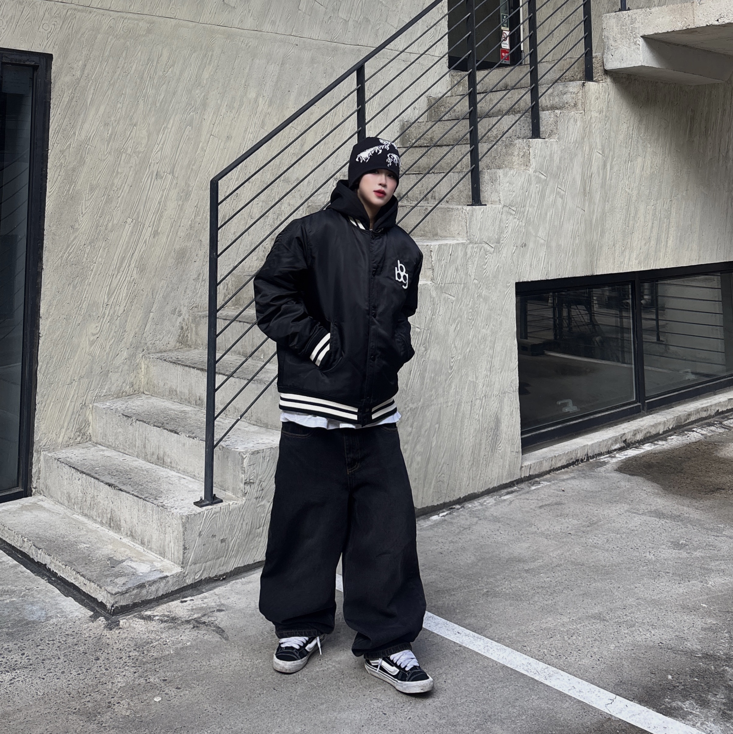 Vans Knu-Skool Black True White 착용 스타일 - 2