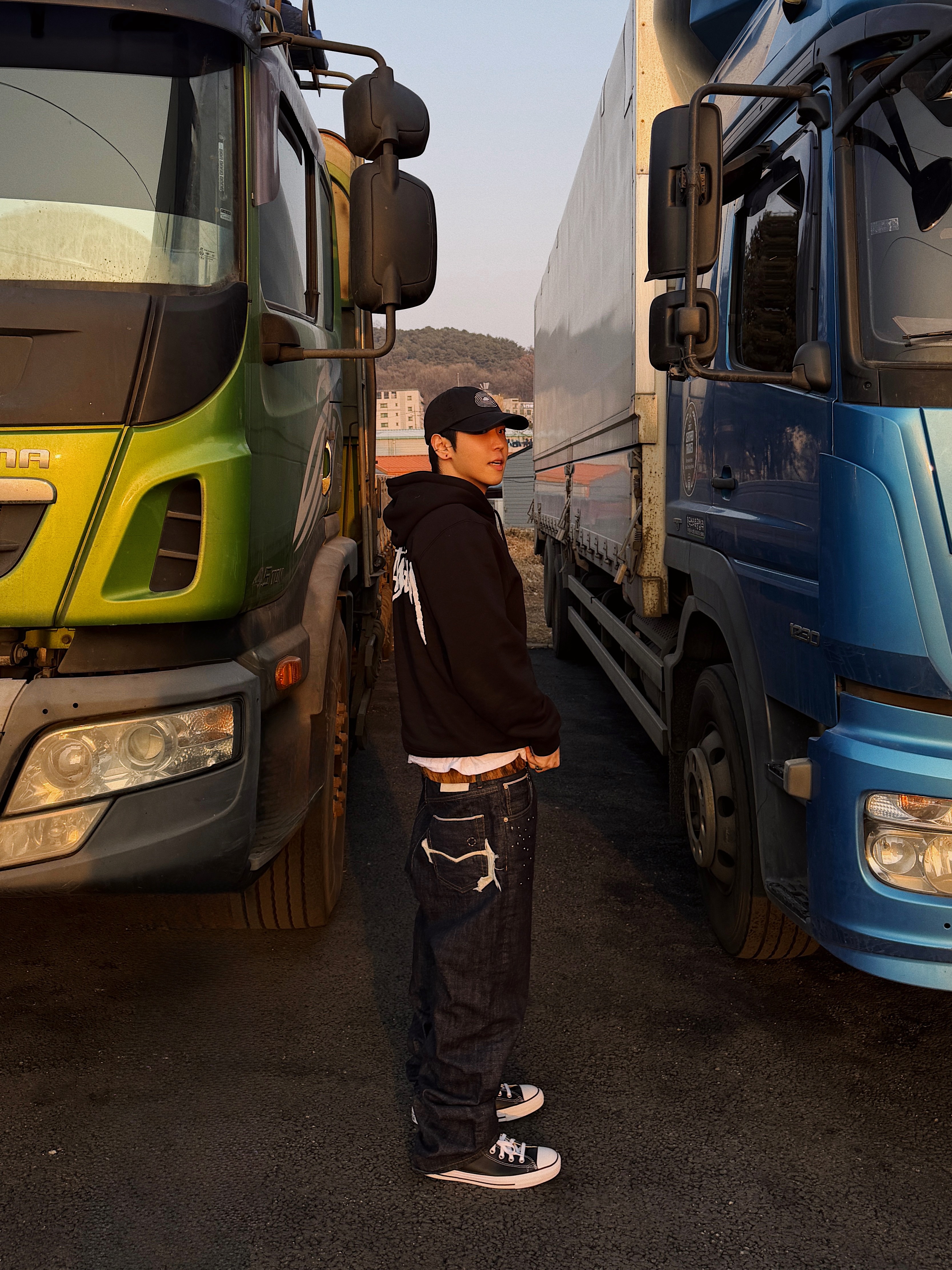 Stussy x Our Legacy Work Shop Drop Shadow Pigment Dyed Hoodie Black, Converse Chuck Taylor All Star Hi Leather Black 착용 스타일 - 7