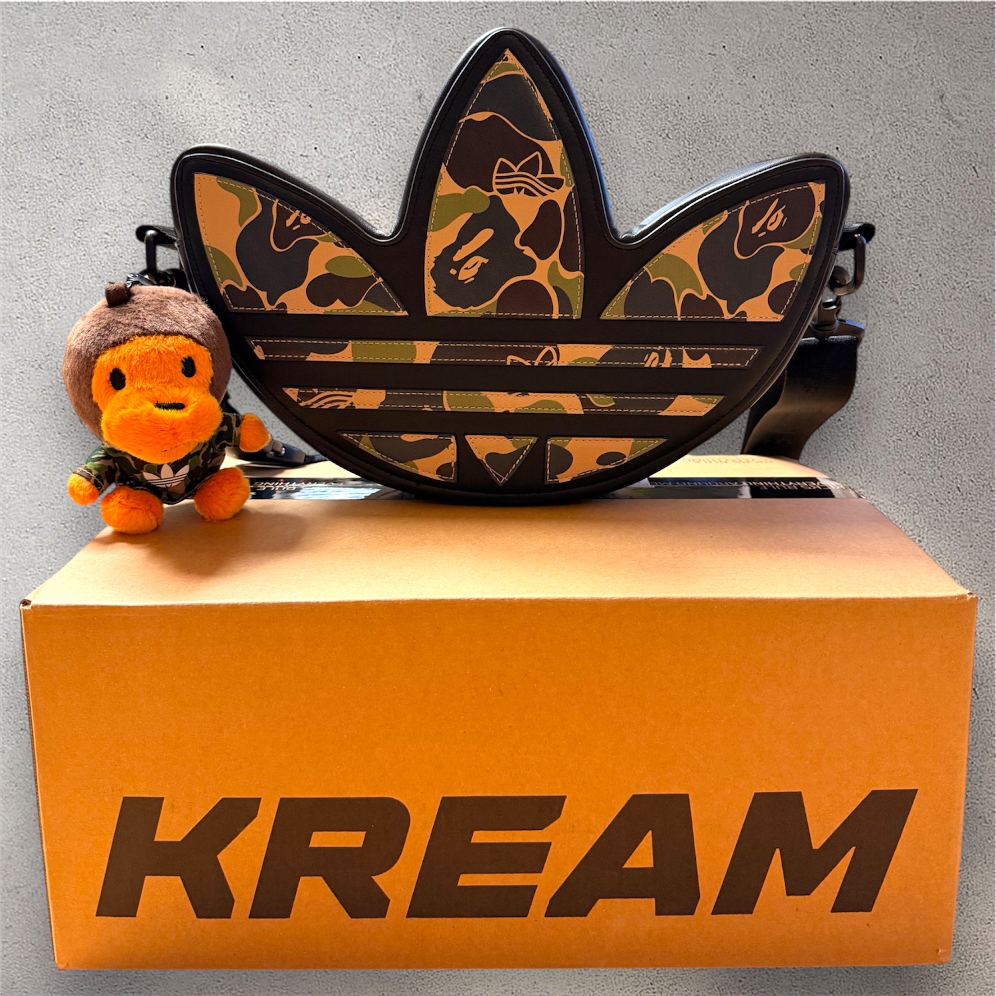 Adidas x BAPE Trefoil Shoulder Bag Black 착용 스타일