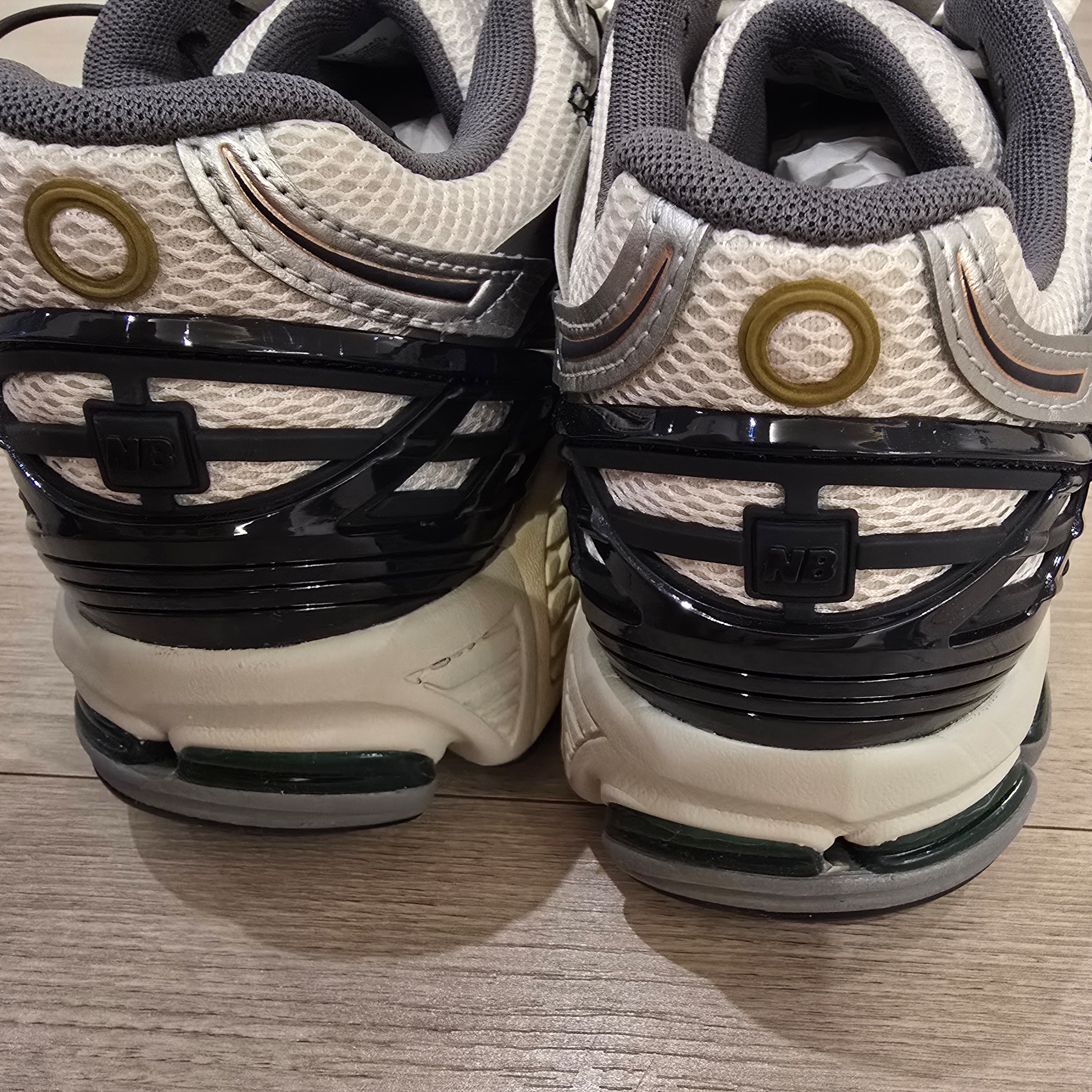 New Balance 1906A Silver Metallic Castlerock 착용 스타일 - 4