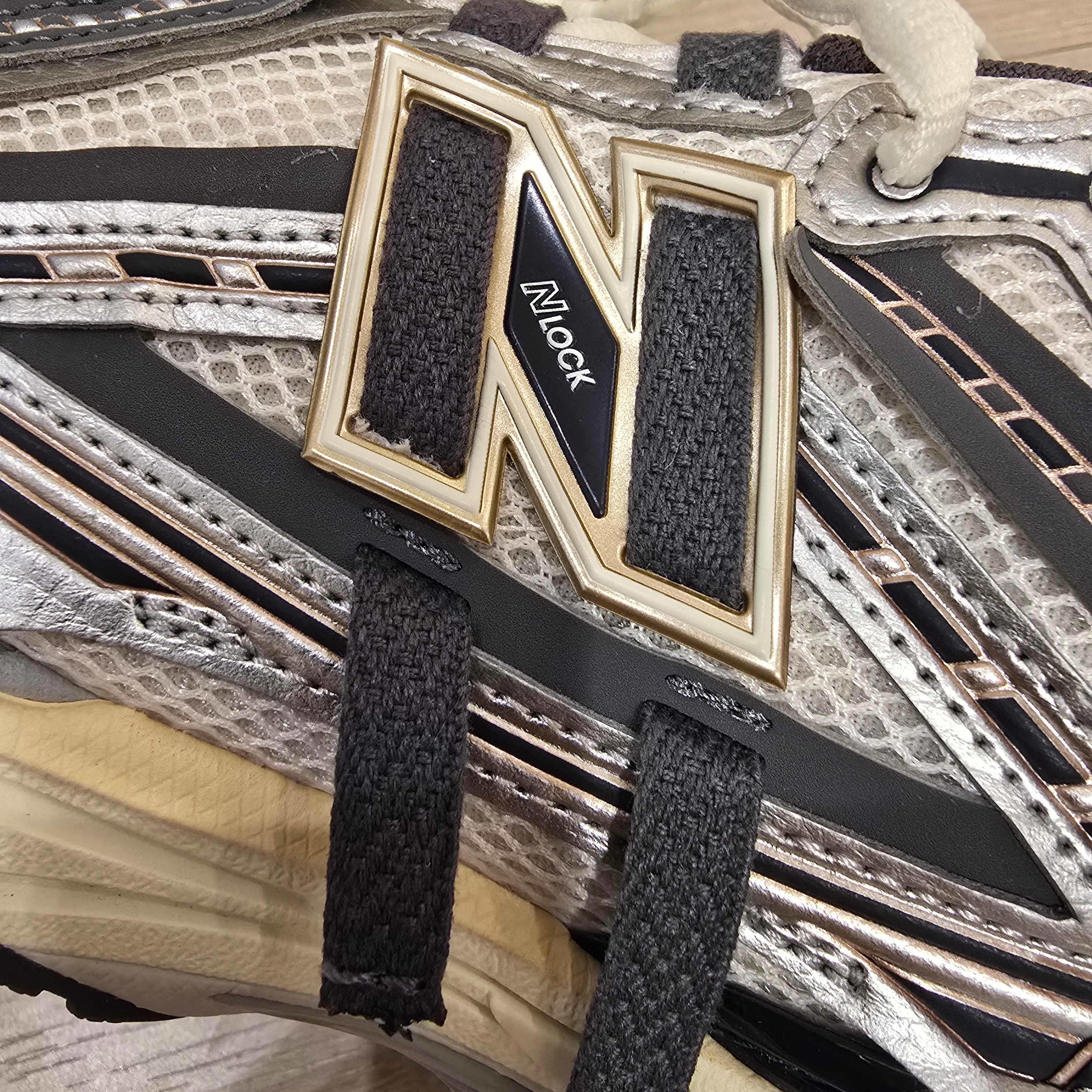 New Balance 1906A Silver Metallic Castlerock 착용 스타일 - 9