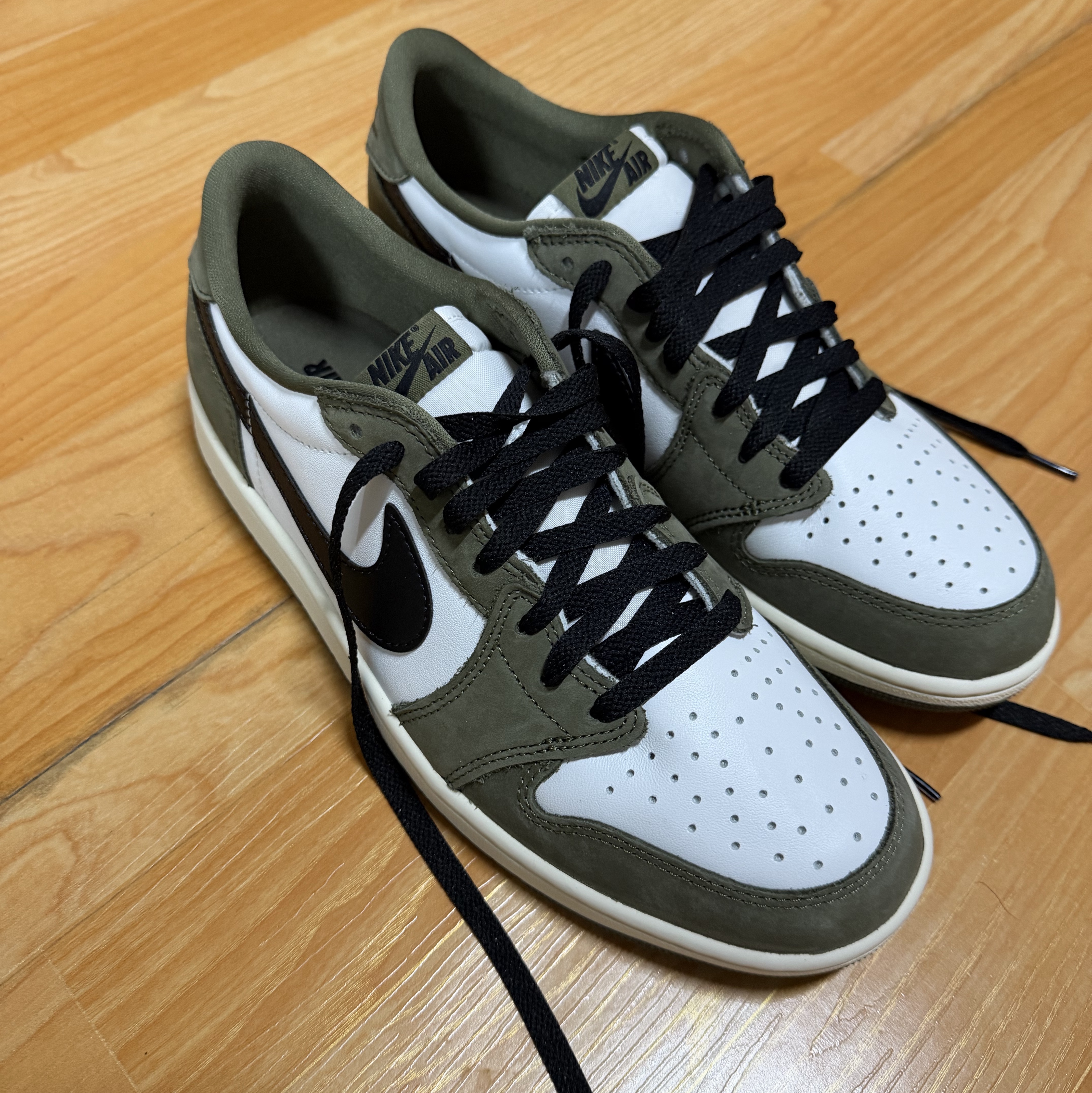 Jordan 1 Retro Low OG Medium Olive and Summit White 착용 스타일 - 2