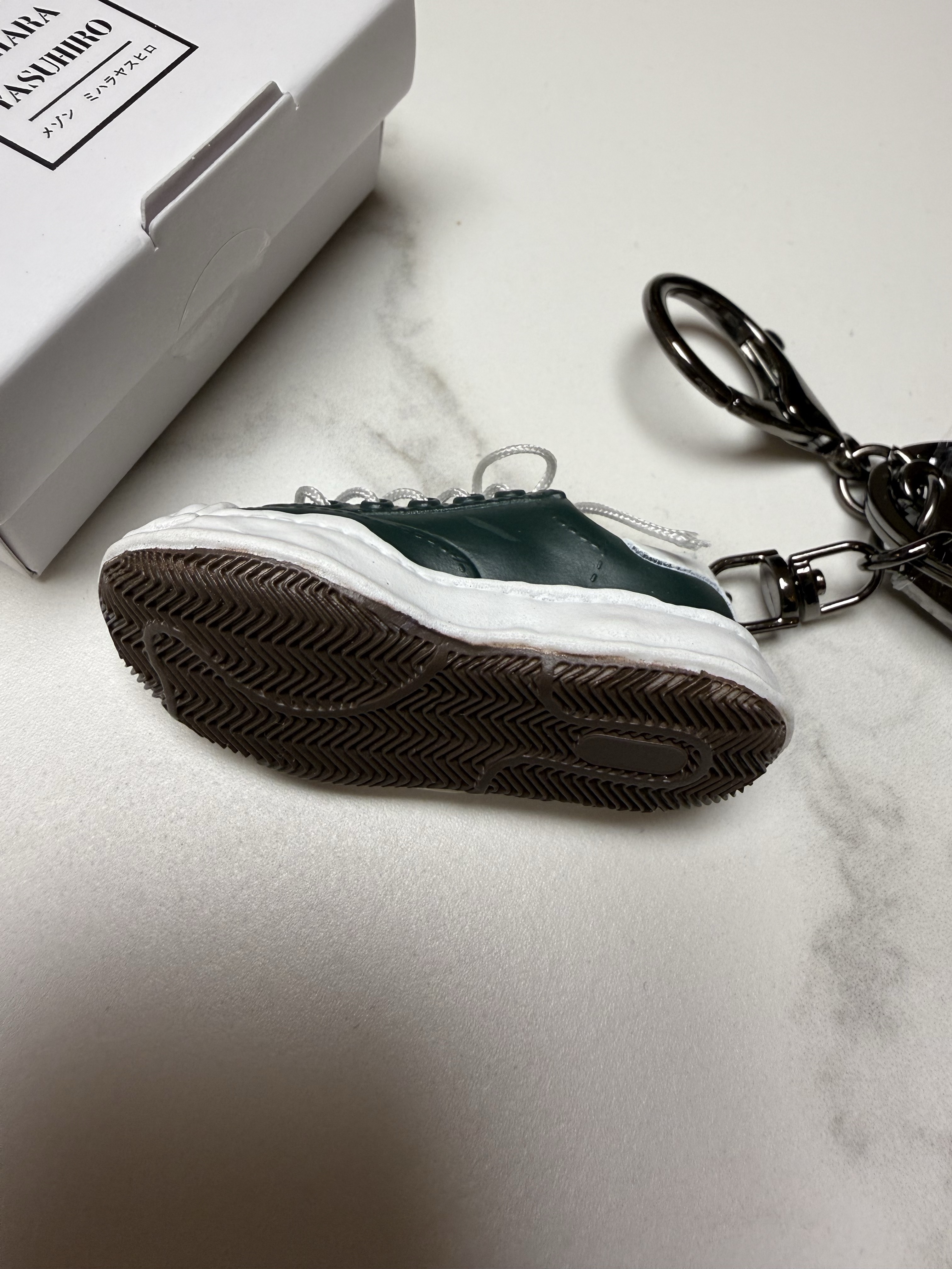 Odyssey x Maison Mihara Yasuhiro Blakey Keyring Green 착용 스타일 - 2