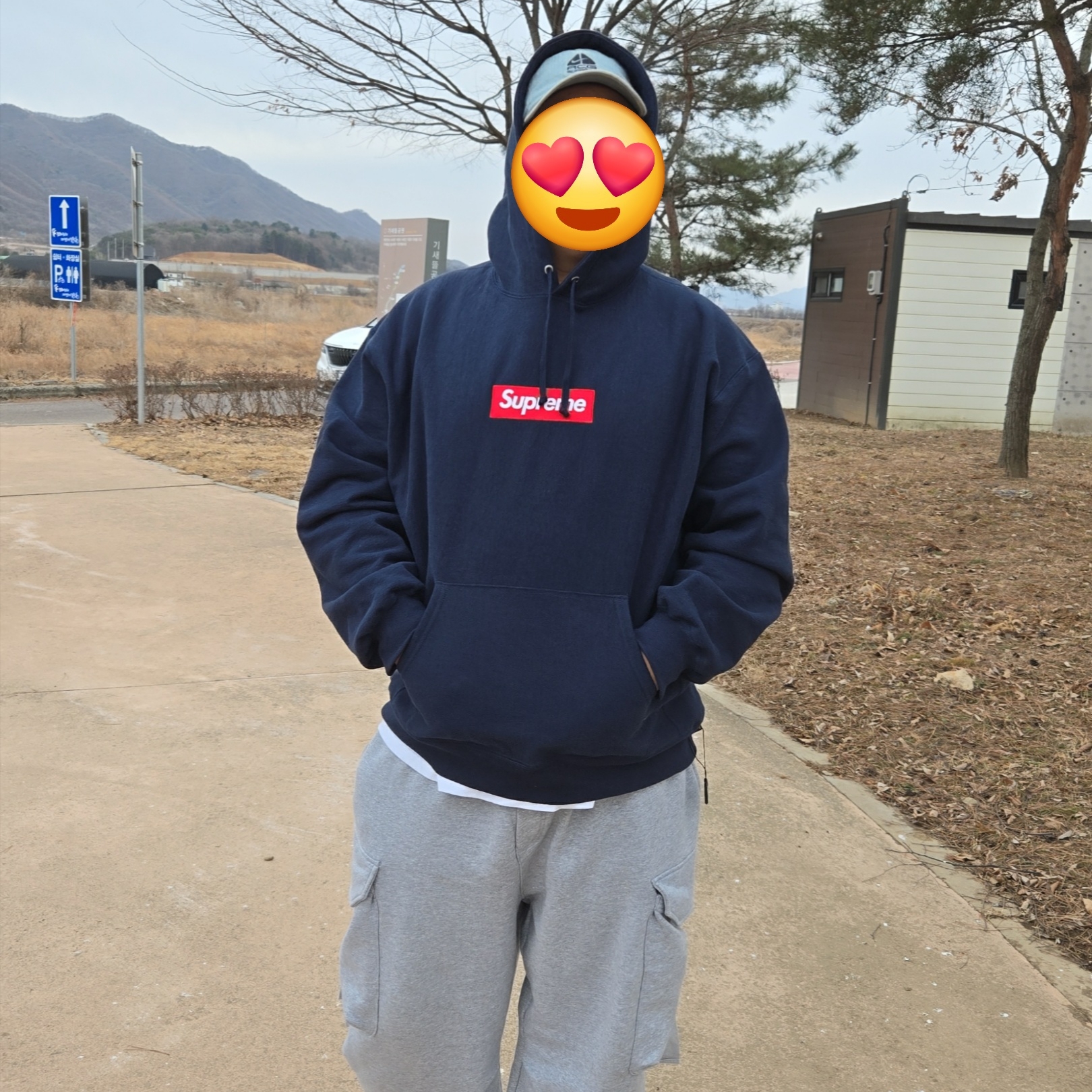 Supreme Box Logo Hooded Sweatshirt Navy - 24FW, Supreme x Nike ACG Denim 6-Panel Washed Blue - 22FW 착용 스타일